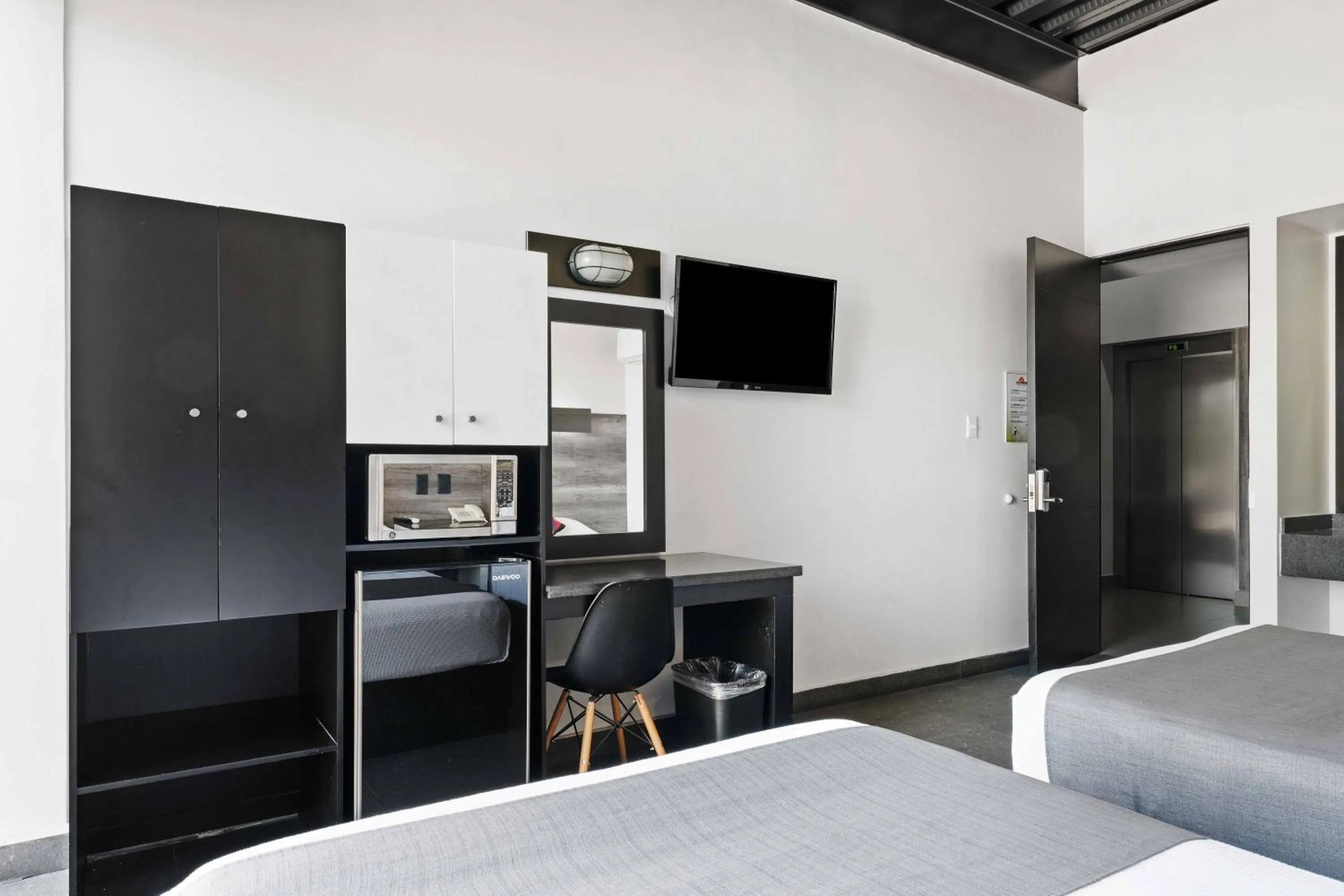 Photo of the whole room, Bed in Homesuites Malecon