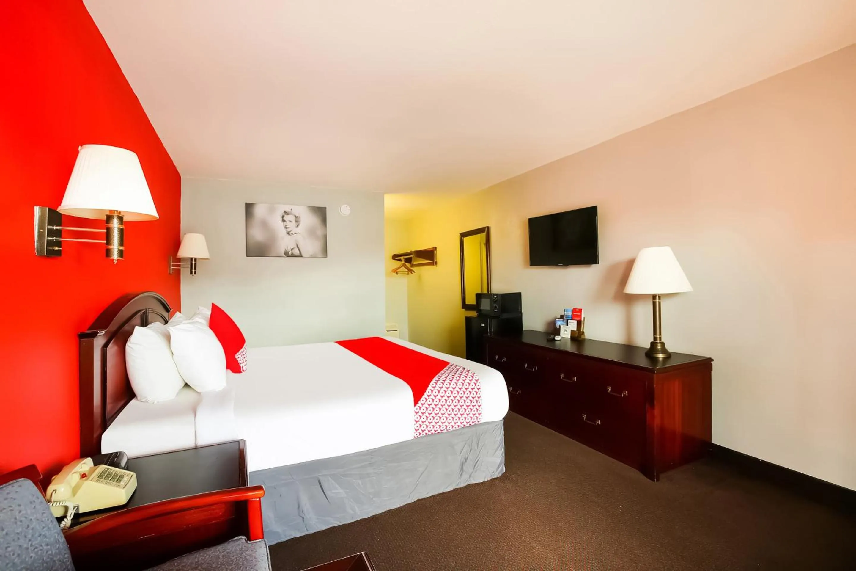 Bedroom, Bed in OYO Hotel Texarkana North Heights AR Hwy I-30