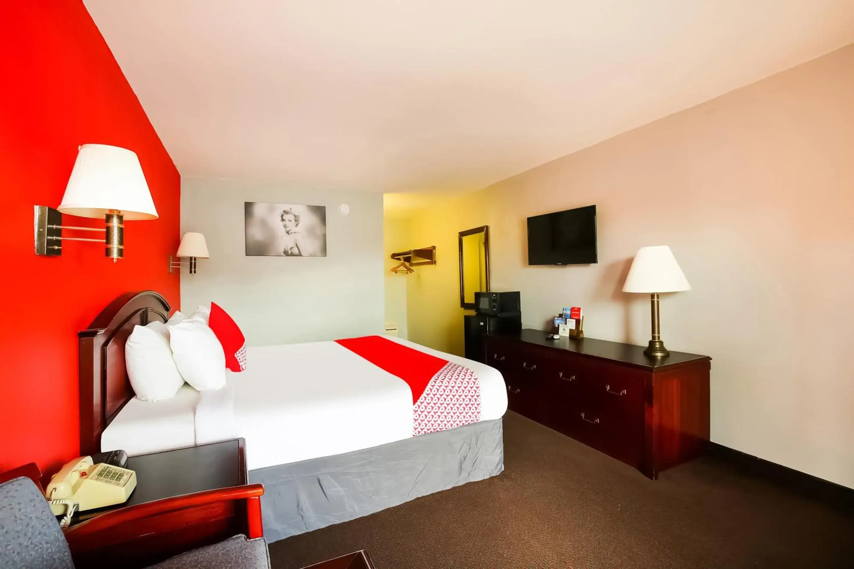 King Bed Smoking in OYO Hotel Texarkana North Heights AR Hwy I-30 King Bed Smoking in OYO Hotel Texarkana North Heights AR Hwy I-30