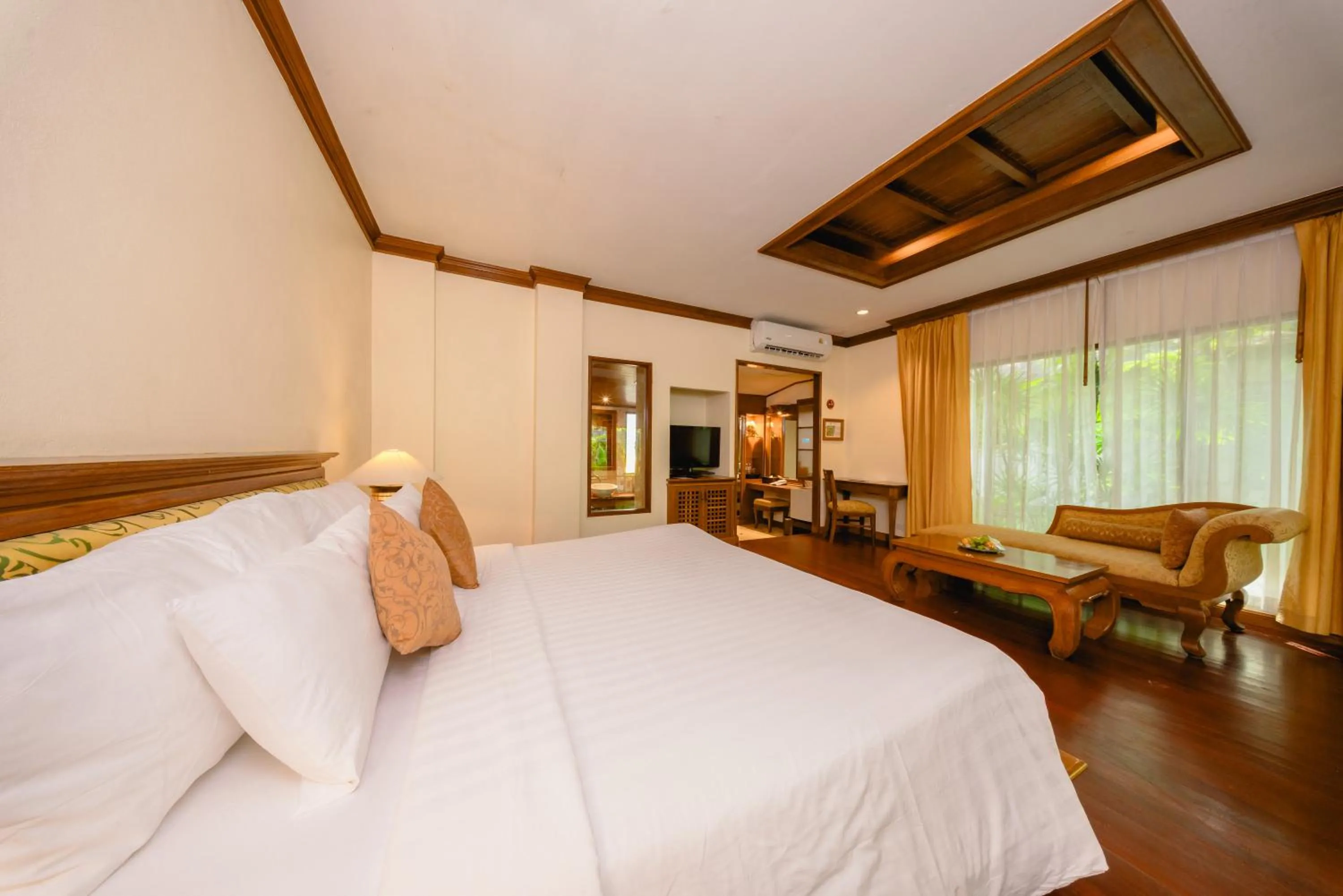 Bed in Sand Sea Resort Railay Beach