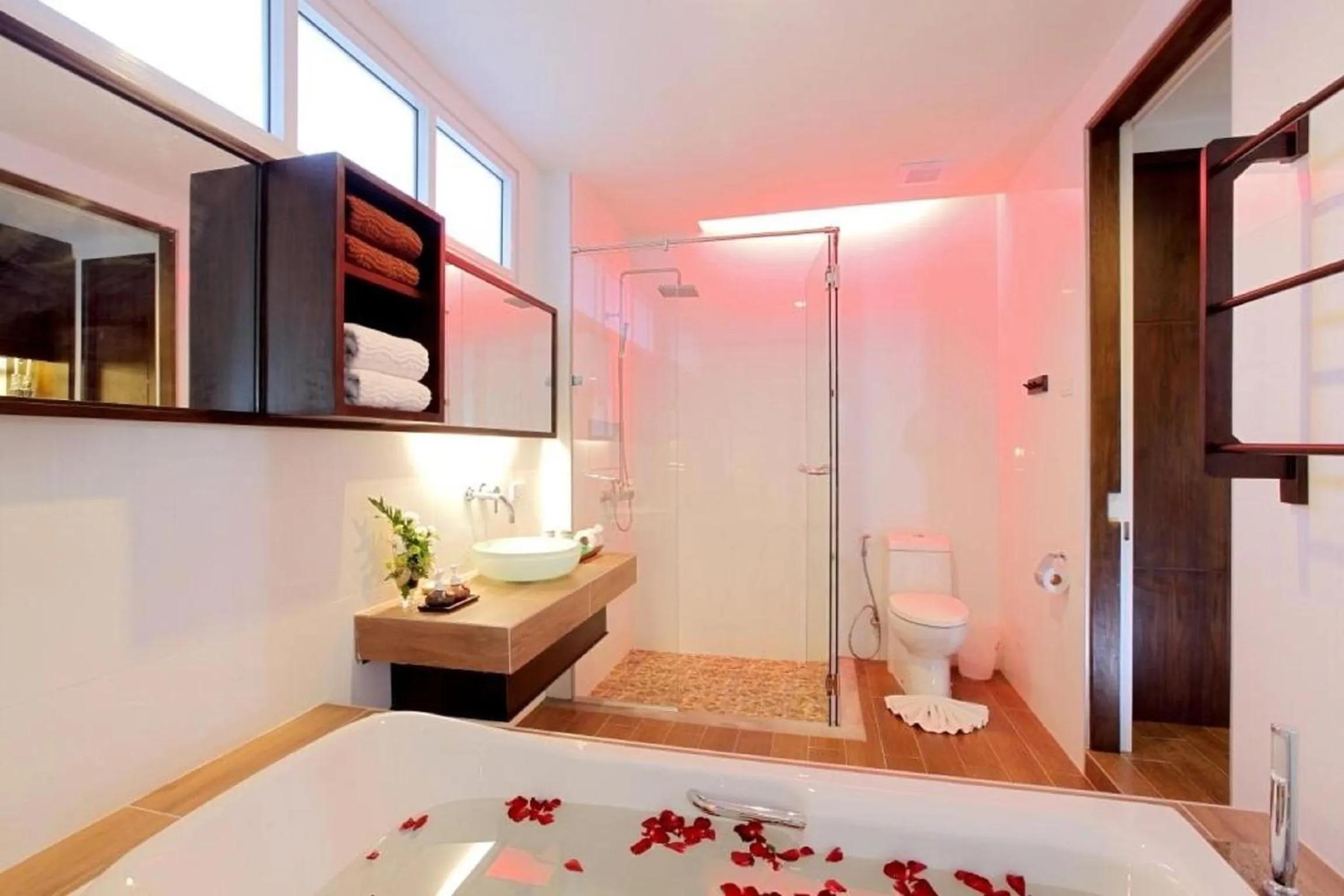 Bathroom, Bed in Sand Sea Resort Railay Beach