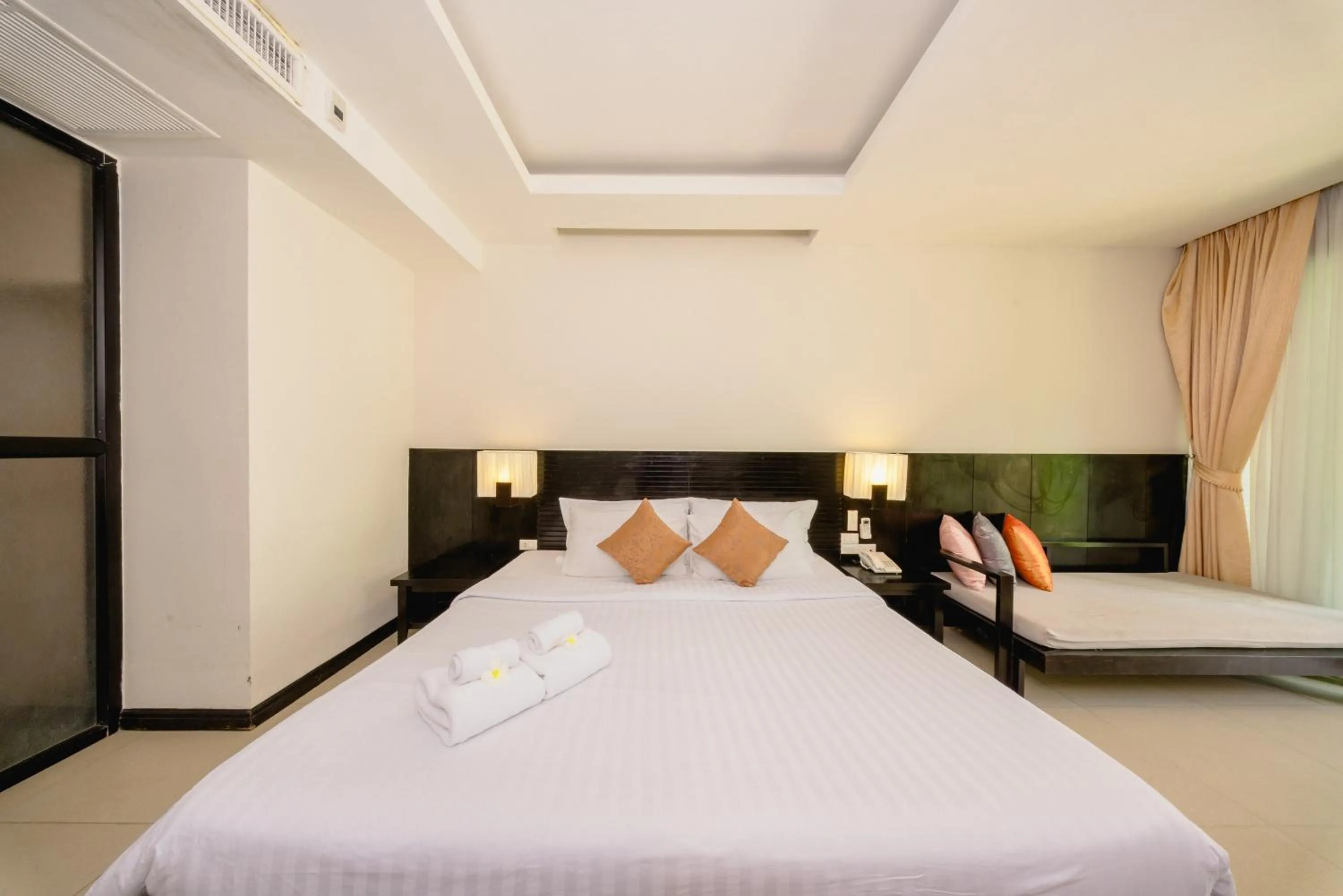 Bed in Sand Sea Resort Railay Beach