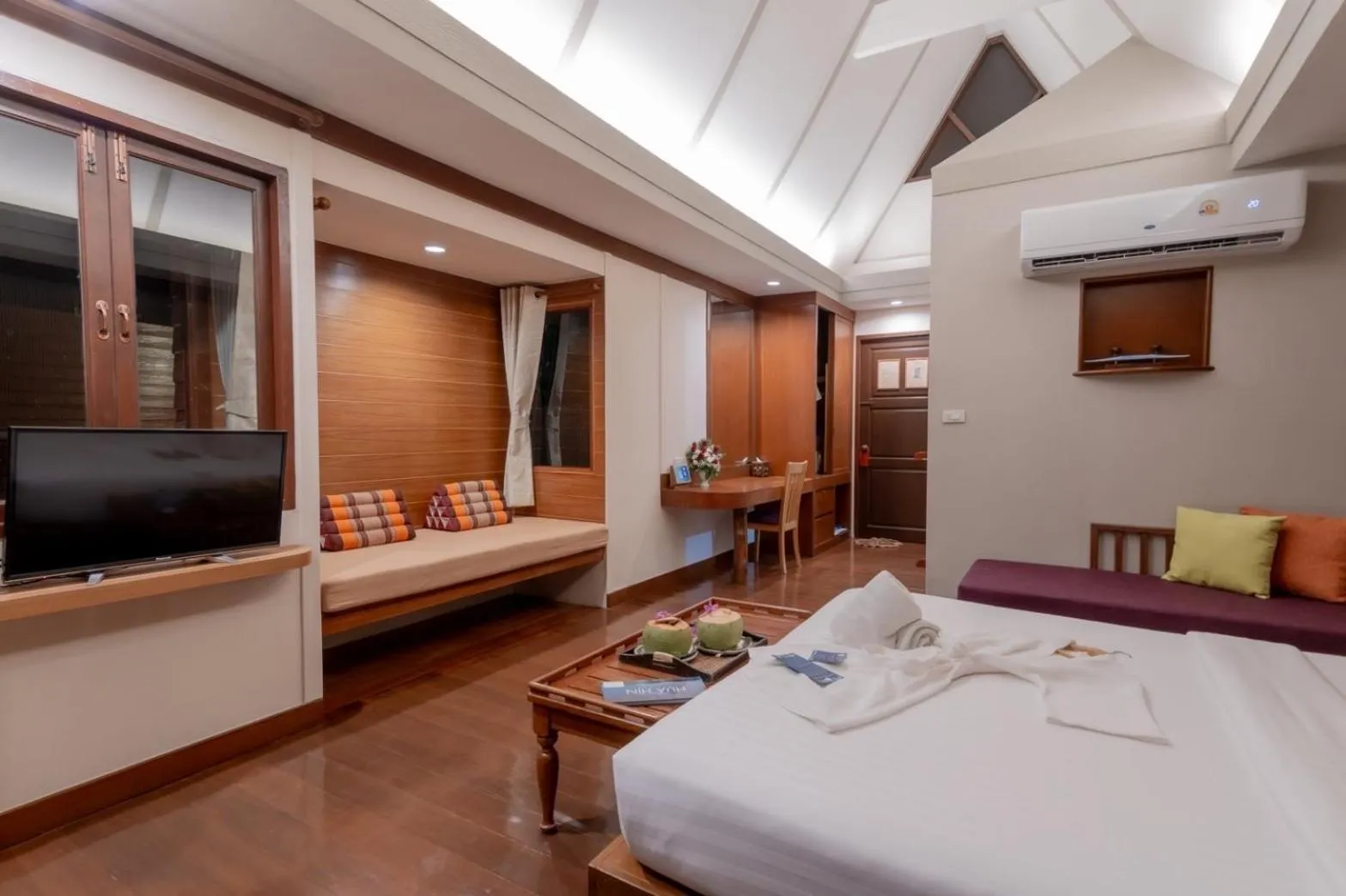 Photo of the whole room, Bed in Baan Duangkaew Resort