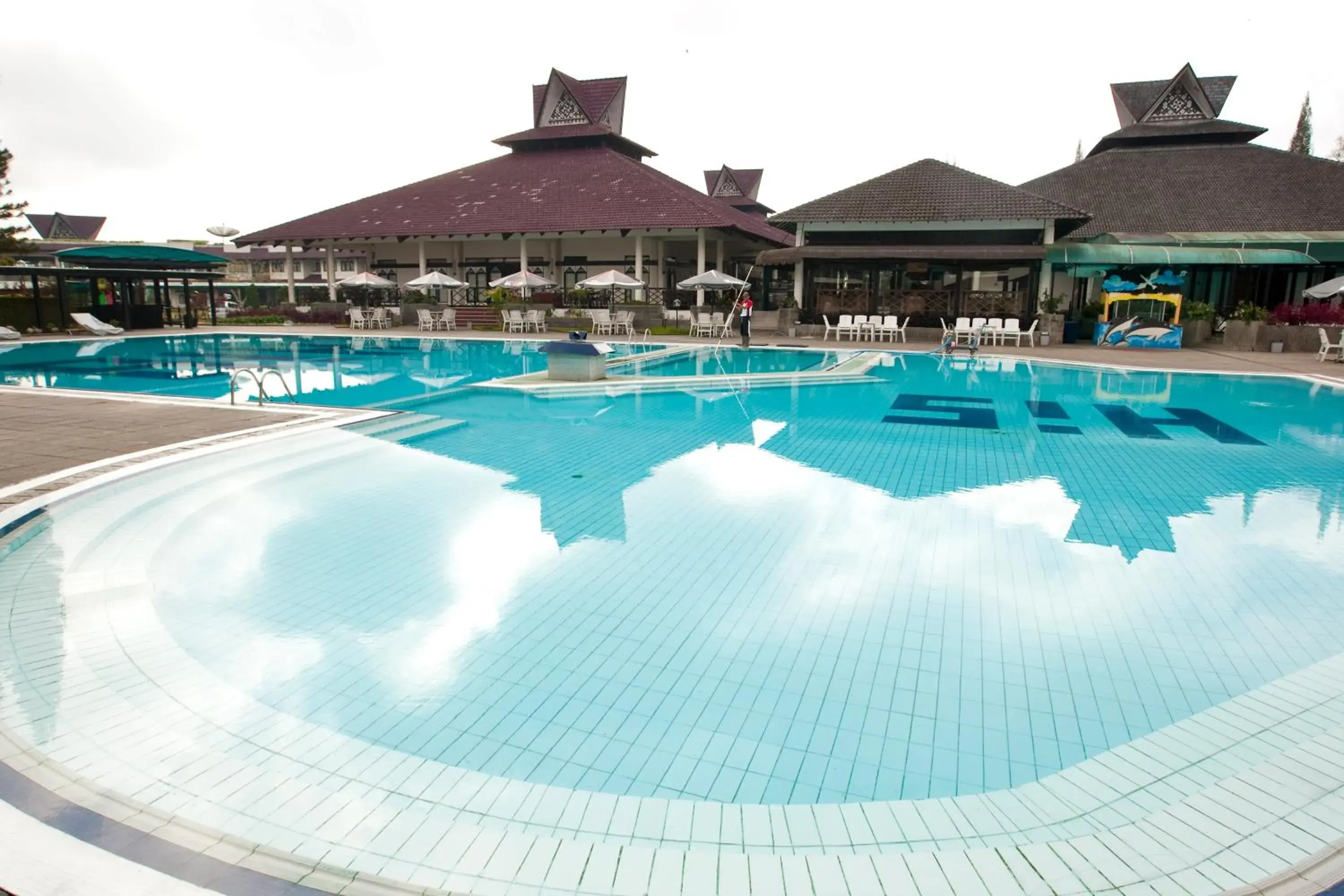 Swimming pool in Hotel Sibayak Internasional Swimming pool in Hotel Sibayak Internasional