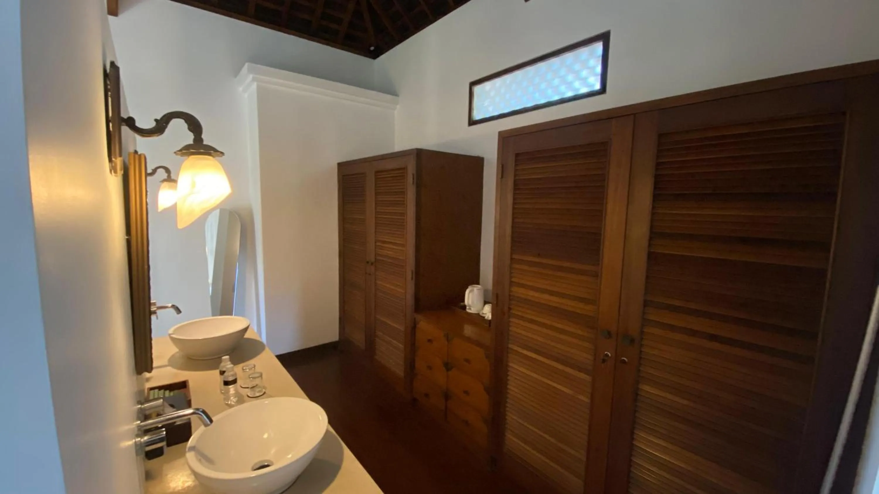 wardrobe in djabu Canggu Beach Villa