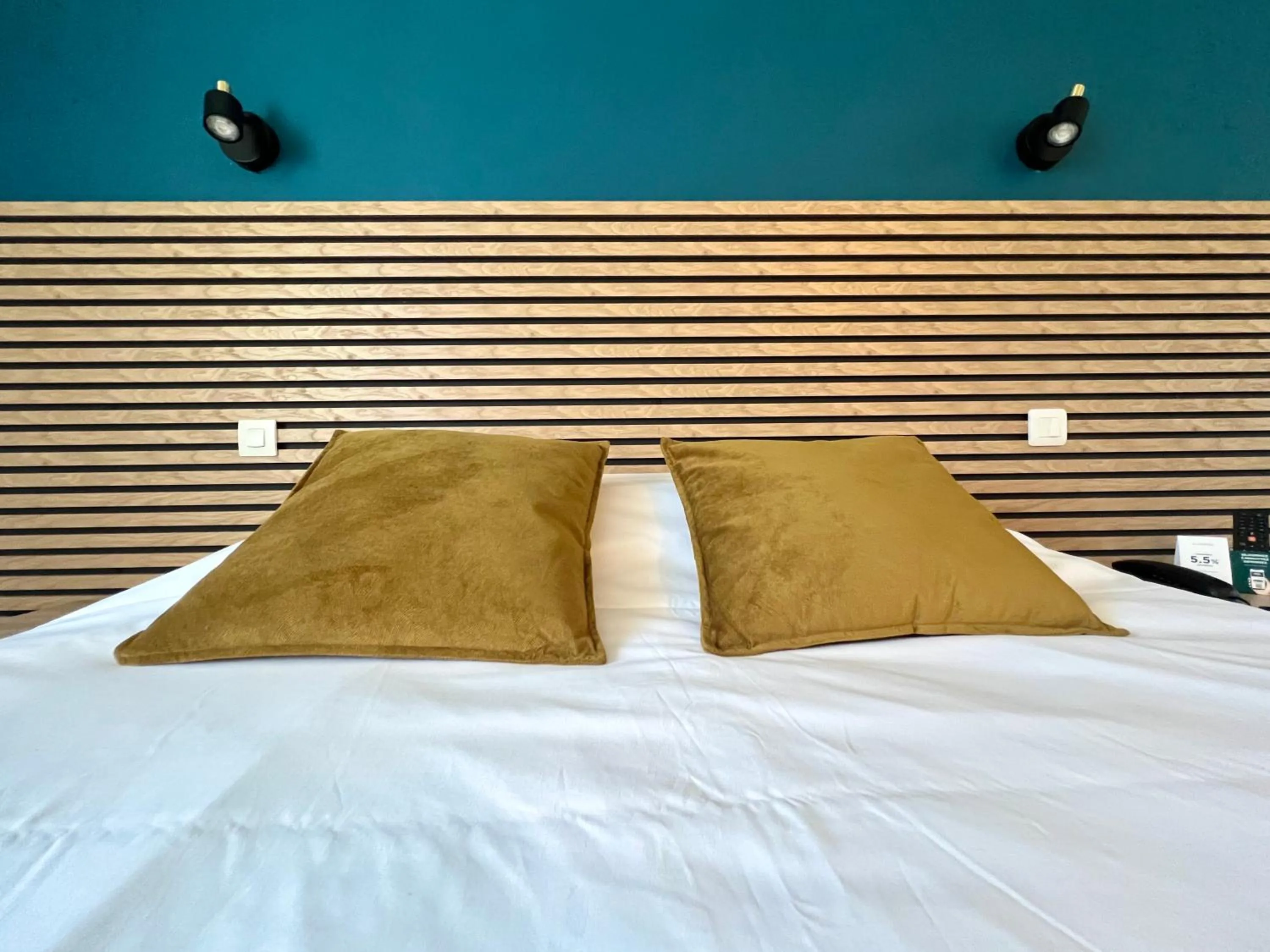 Bed in Logis Hotel restaurant des Thermes