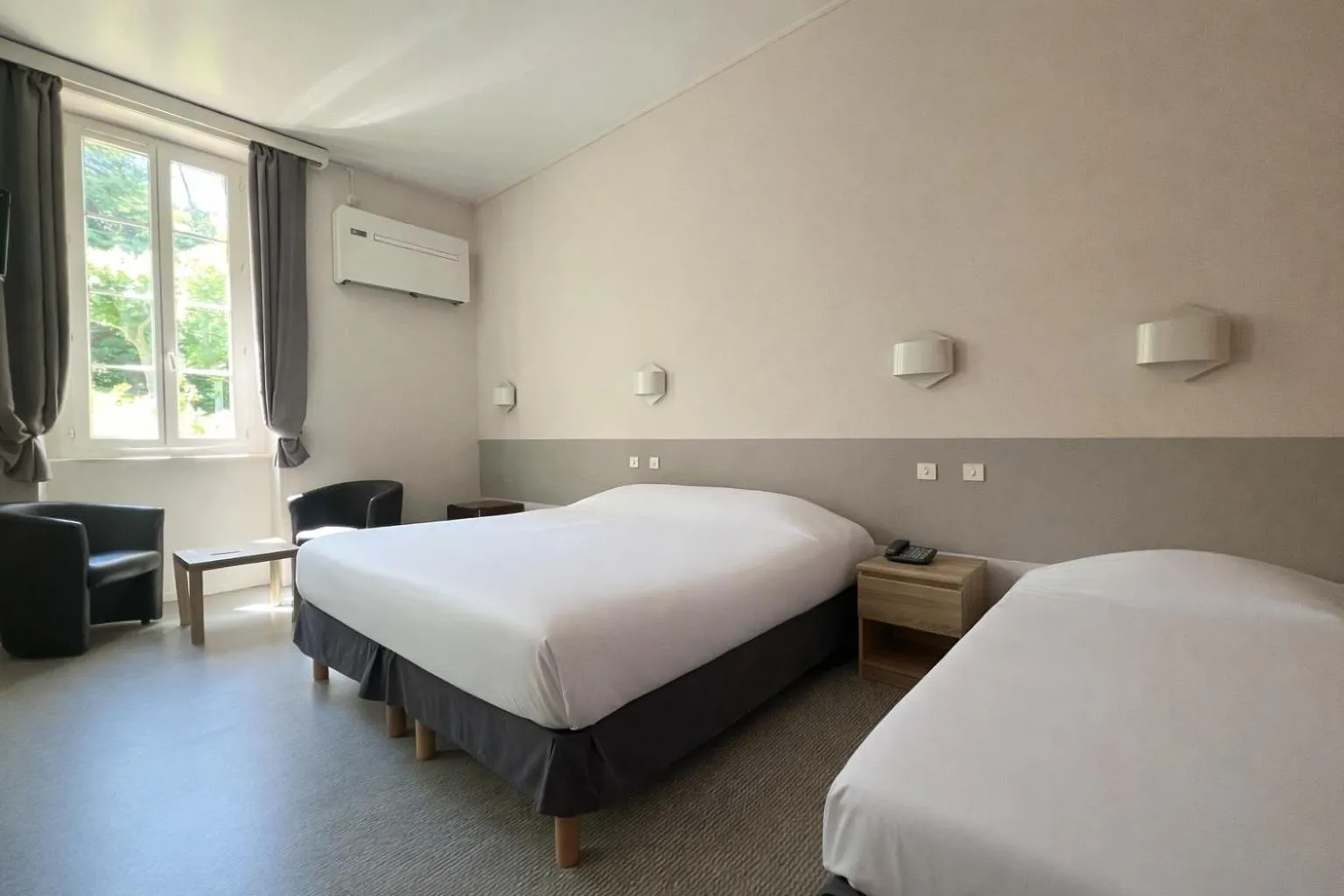 Bed in Logis Hotel restaurant des Thermes