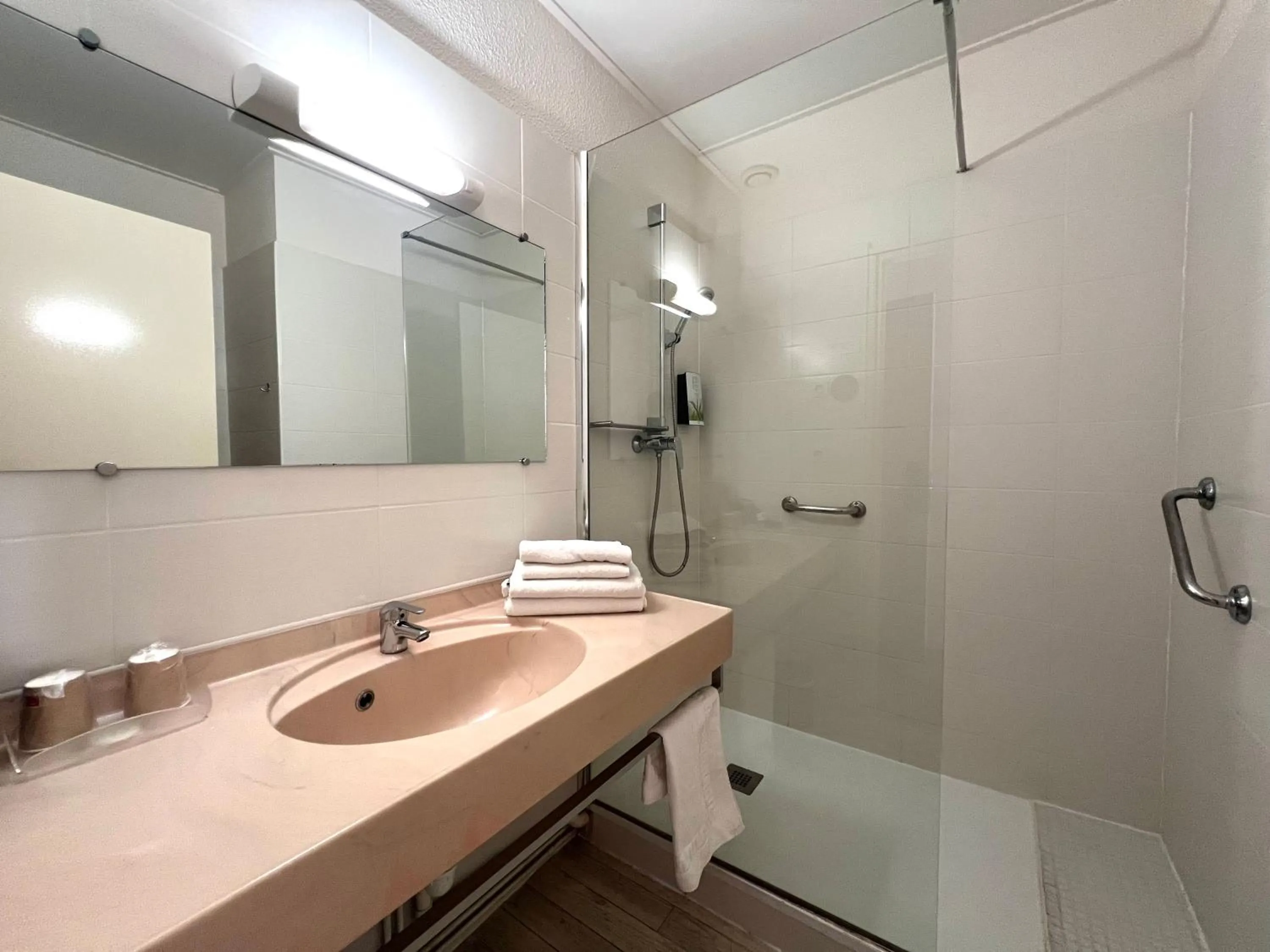 Shower in Logis Hotel restaurant des Thermes