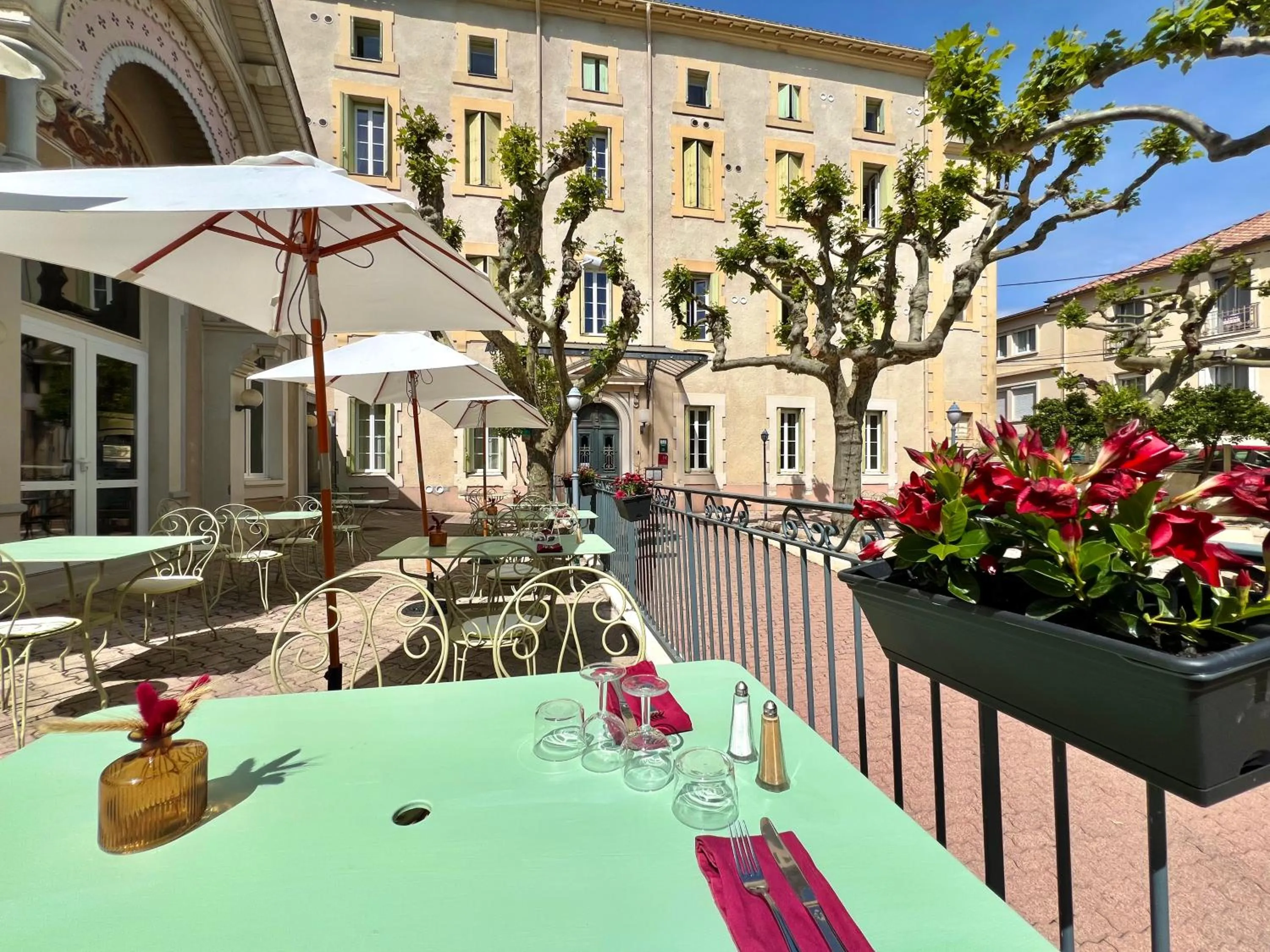 Restaurant/places to eat in Logis Hotel restaurant des Thermes
