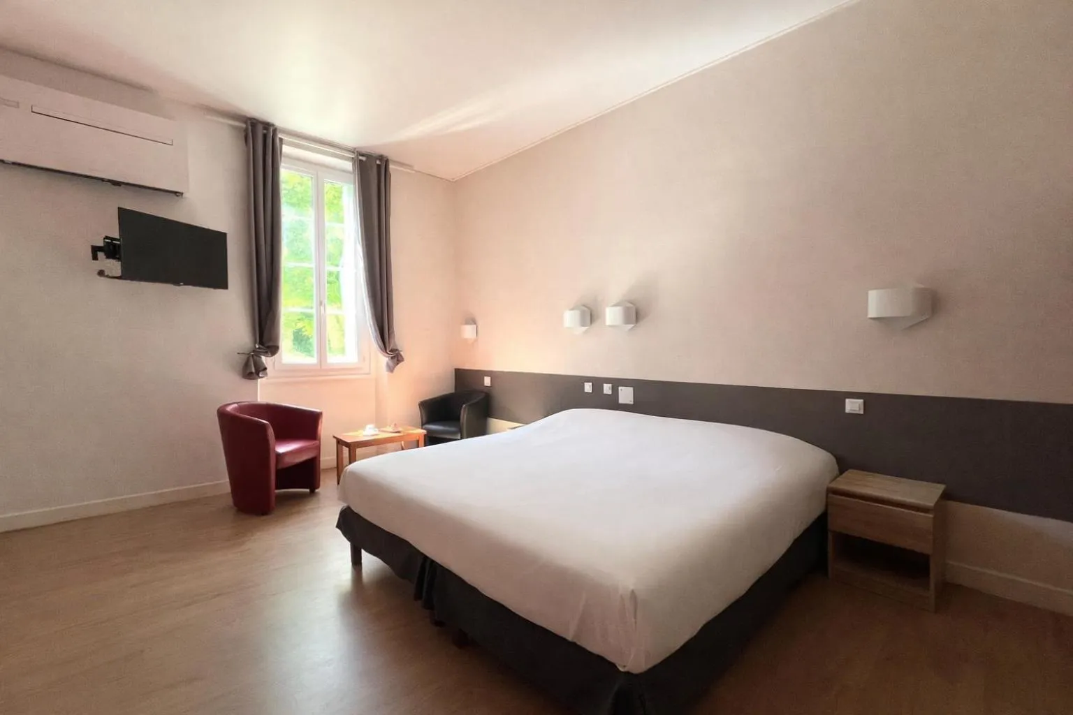 Bed in Logis Hotel restaurant des Thermes