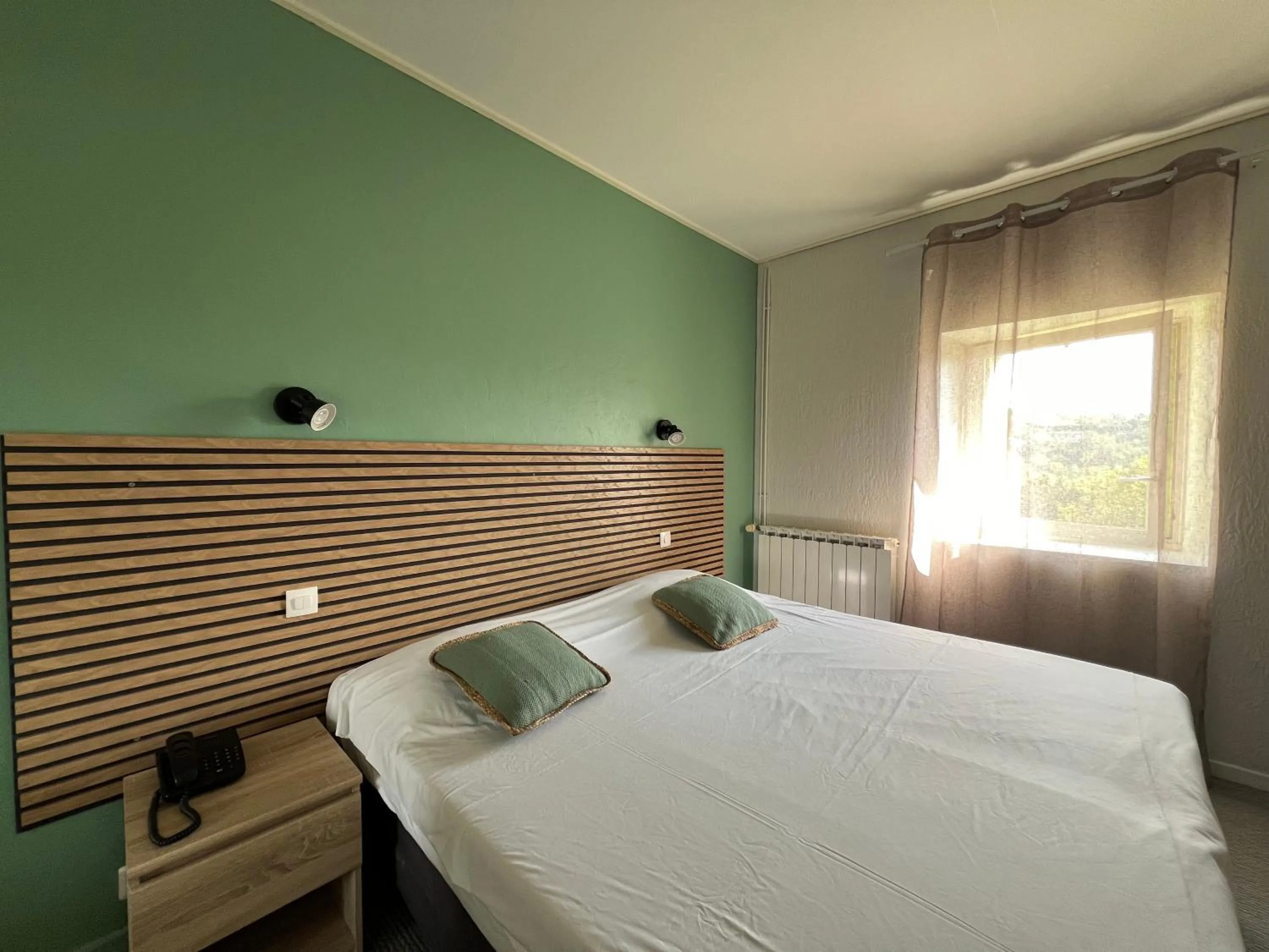 Bed in Logis Hotel restaurant des Thermes