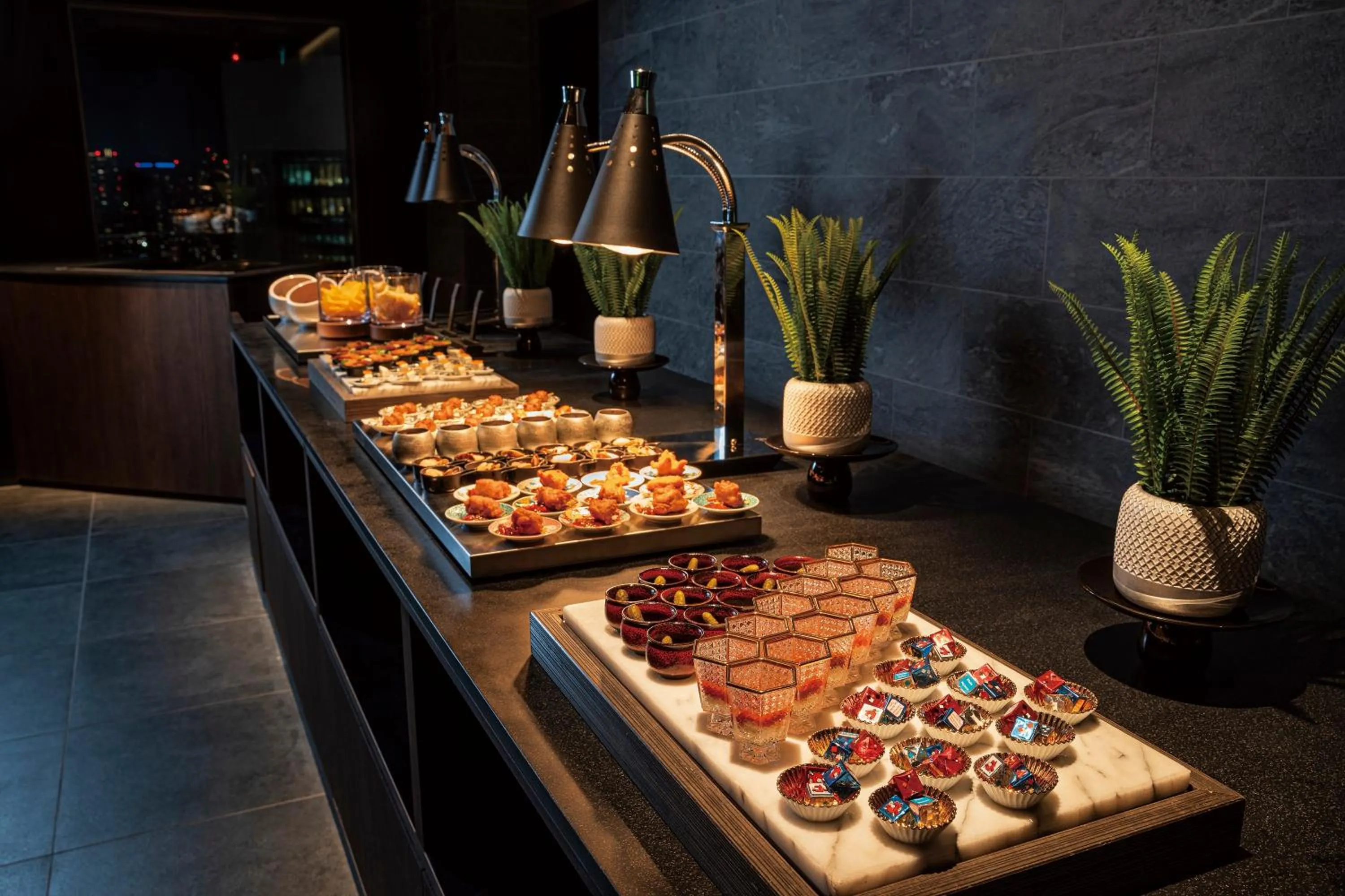 Lounge or bar in The Royal Park Hotel Iconic Tokyo Shiodome