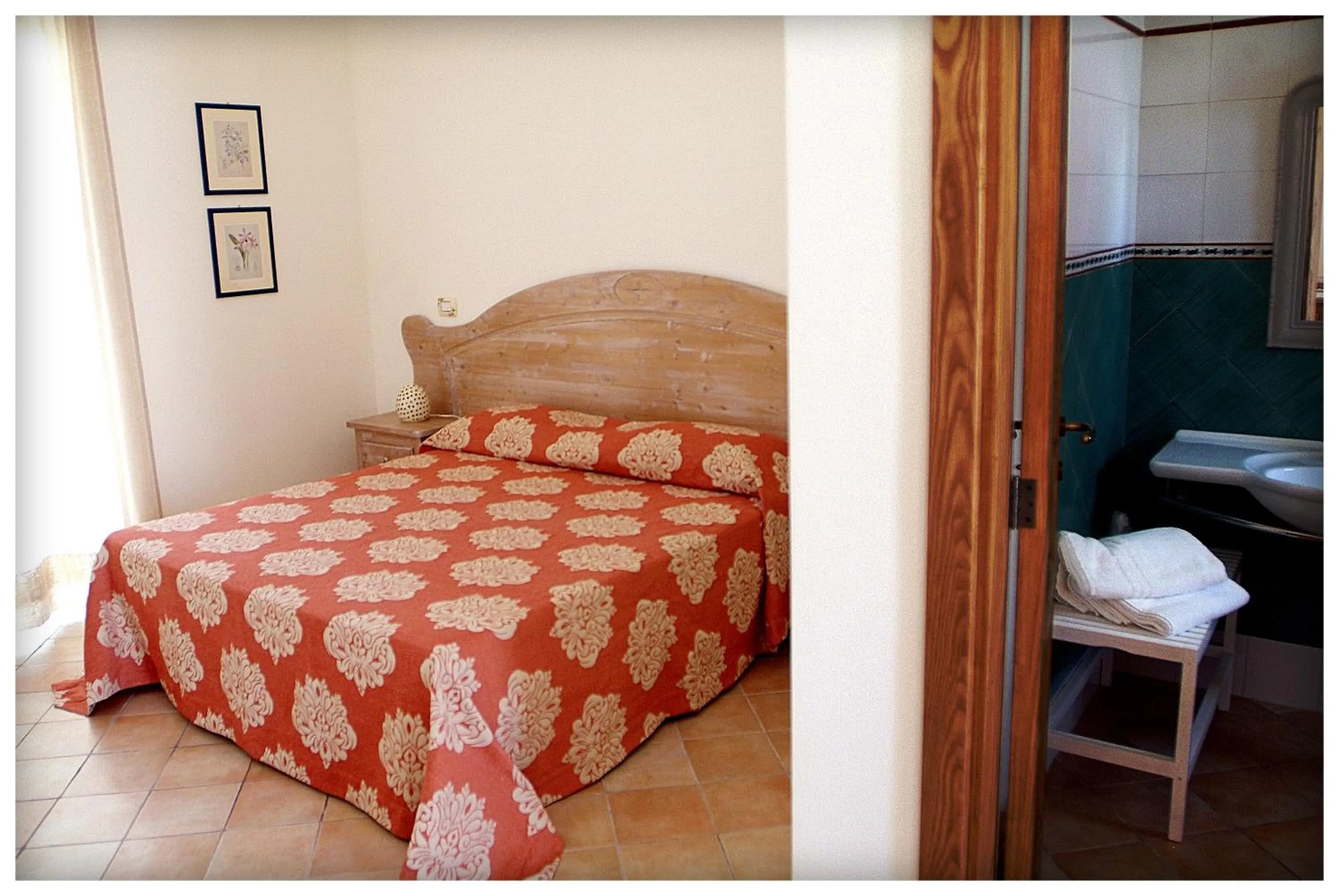 Decorative detail, Bed in Hotel Giardino Giamperduto