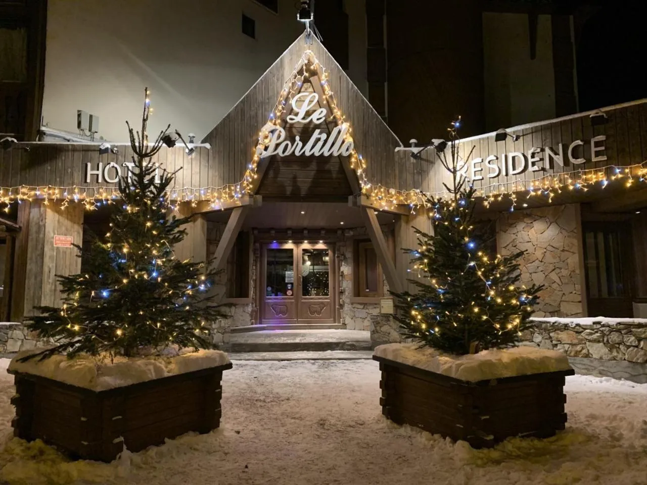 Property building in Hotel Le Portillo