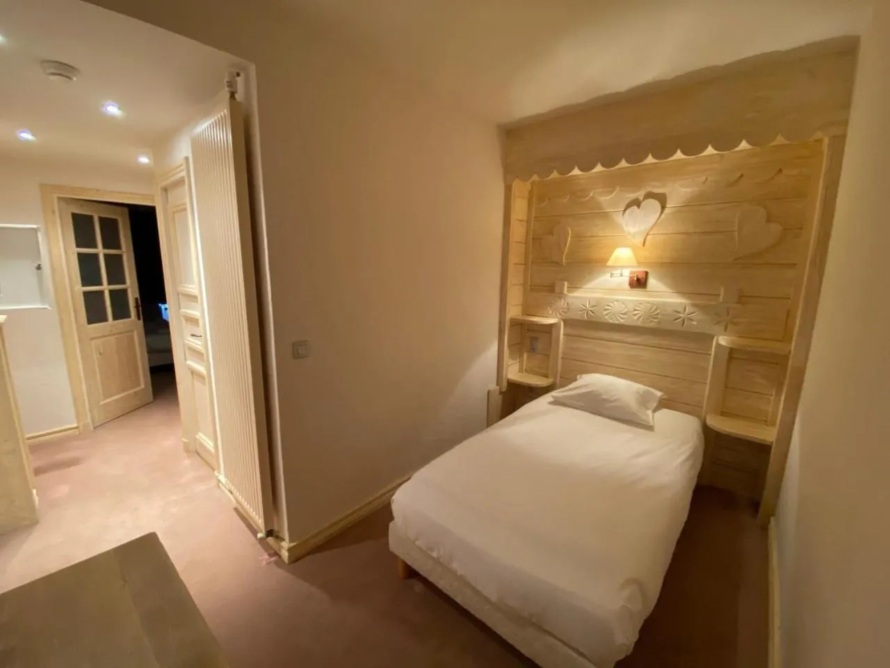 Photo of the whole room, Bed in Hotel Le Portillo