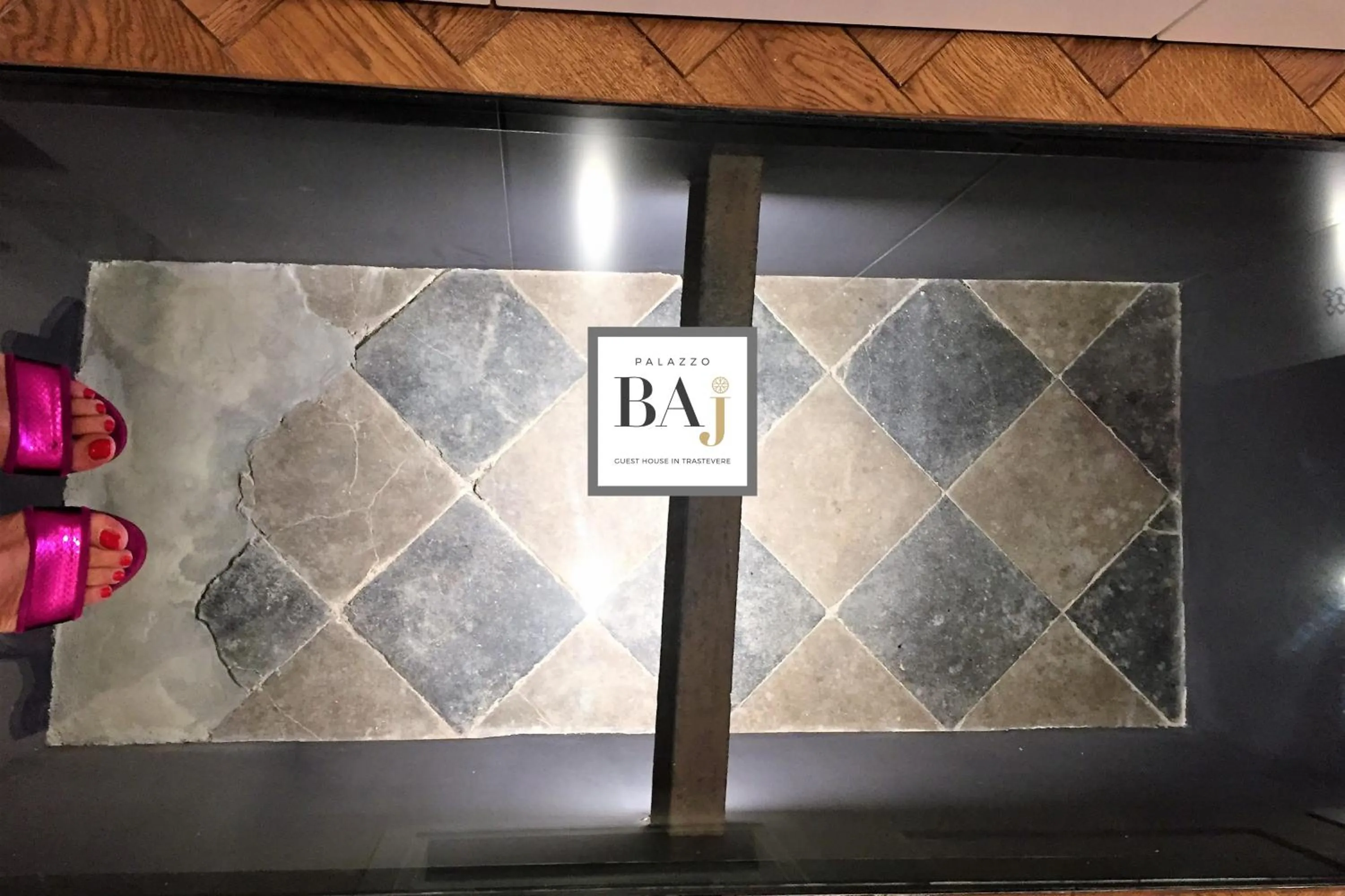 Communal lounge/ TV room in Palazzo Baj in Trastevere