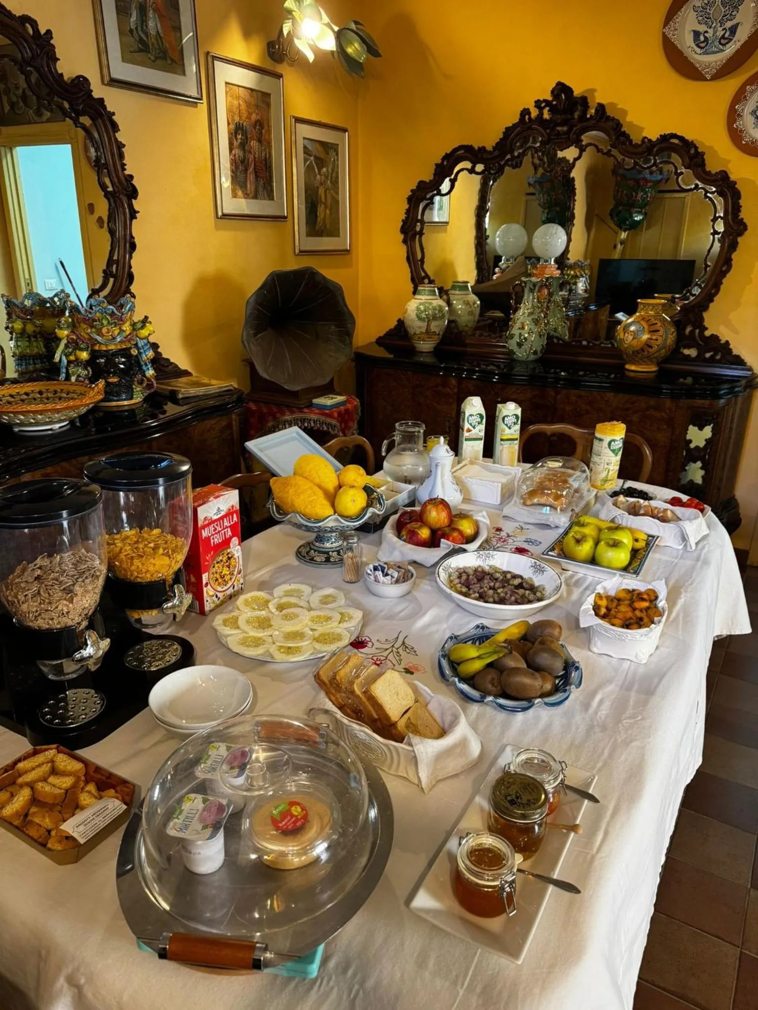 Breakfast in Villa Nicolaci - Liberty Suites