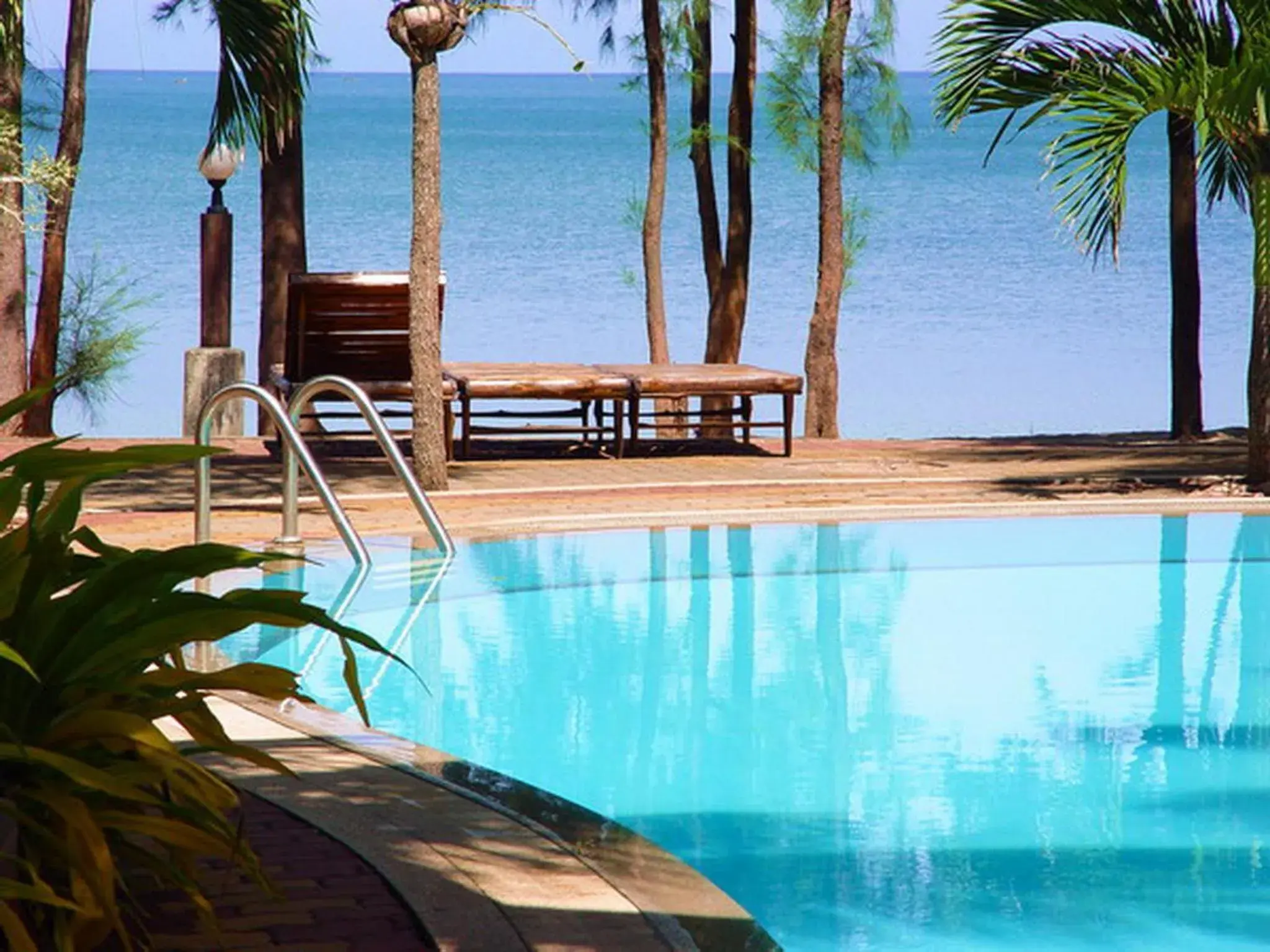 Swimming pool in Bayview Beach Resort Swimming pool in Bayview Beach Resort