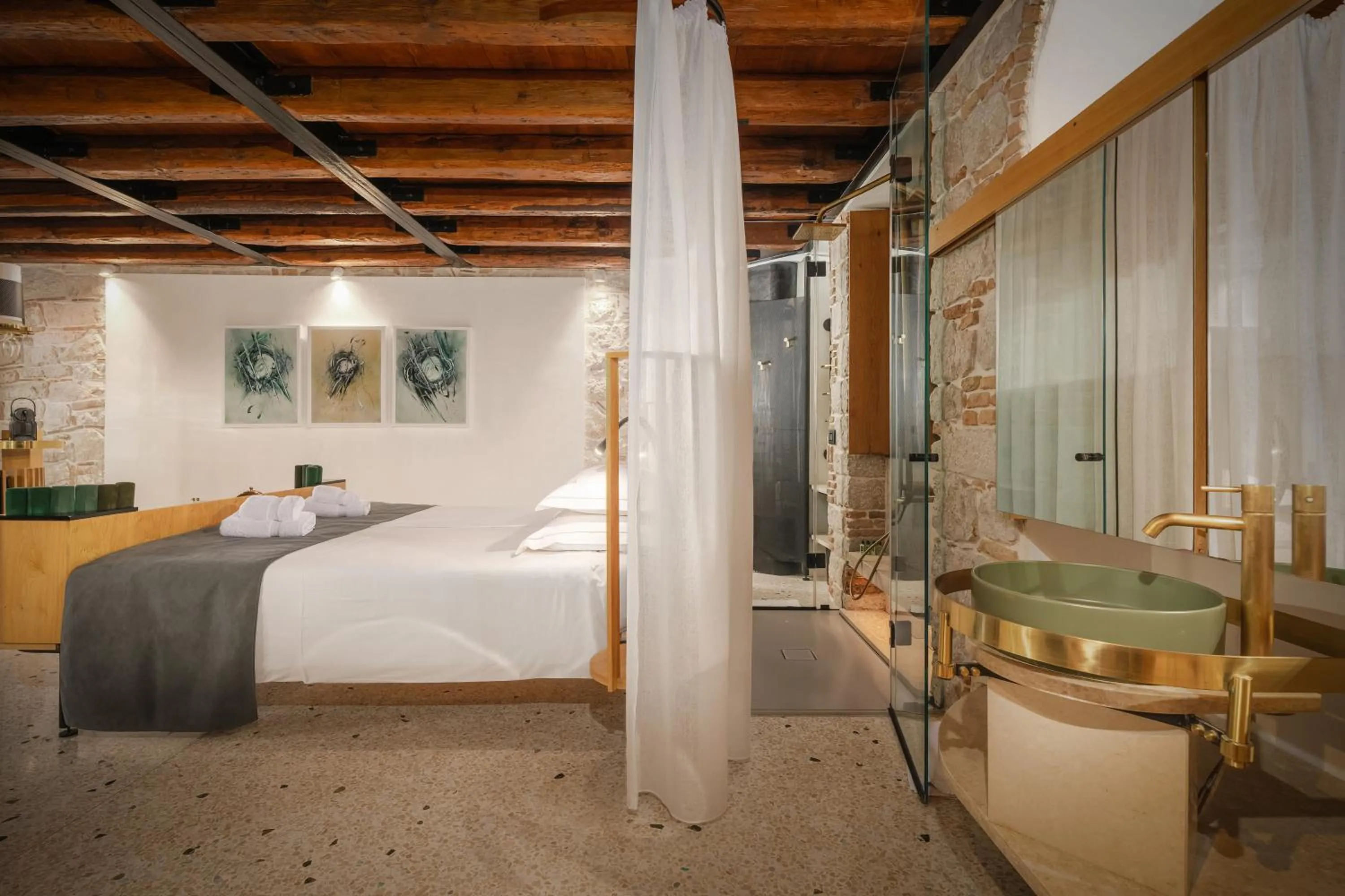Shower, Bed in Spirito Santo Palazzo Storico - Adults Only