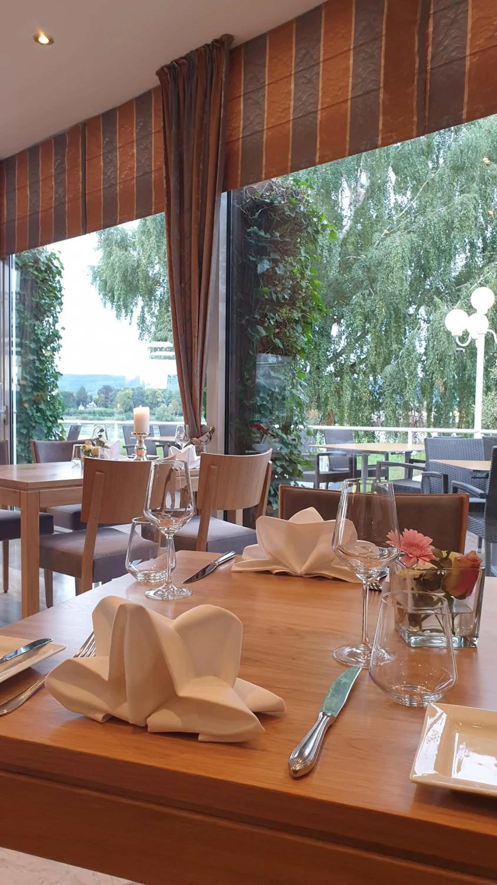 Restaurant/places to eat in Rheinhotel Larus