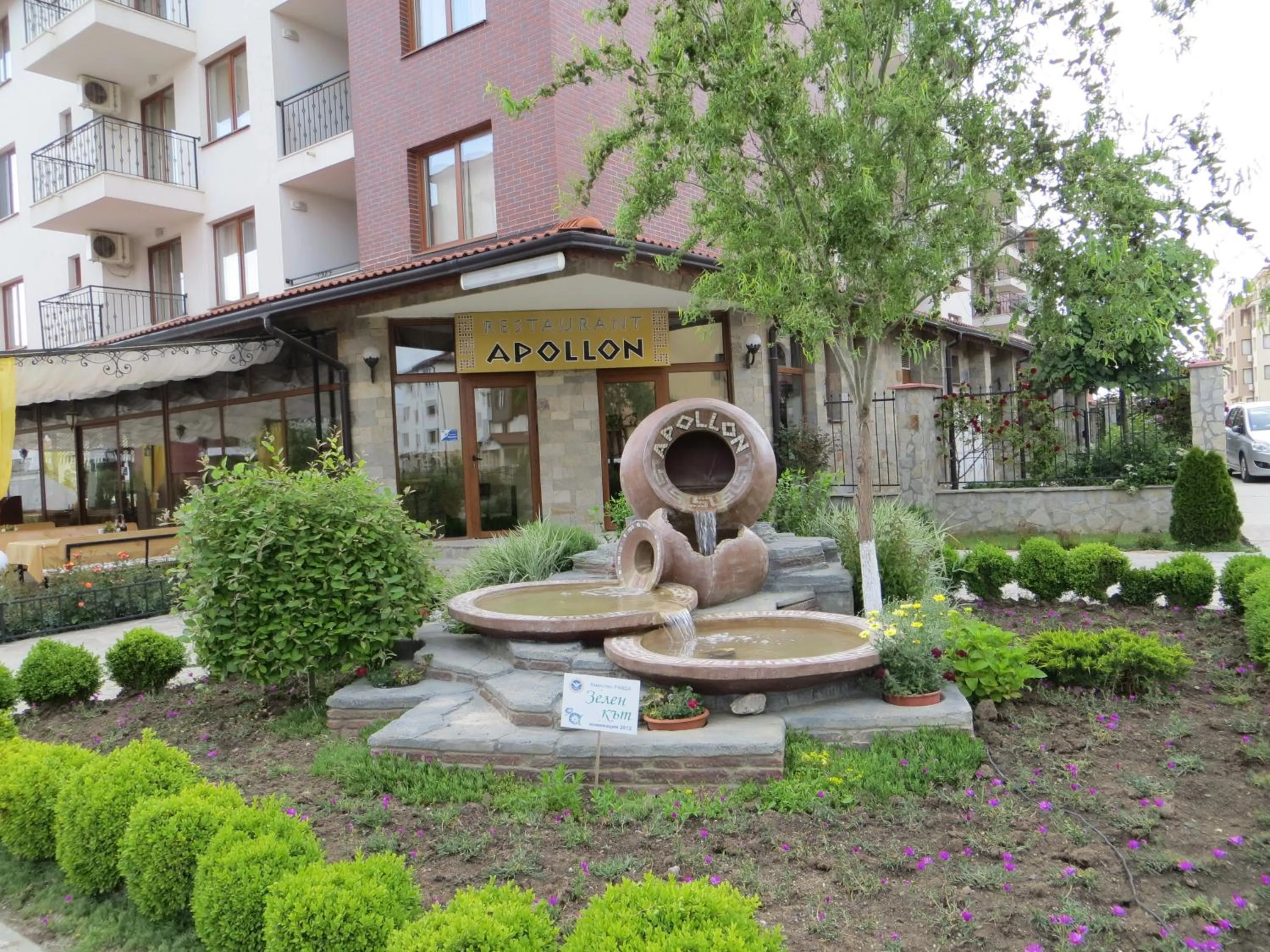 Restaurant/places to eat in Apollon Apartments