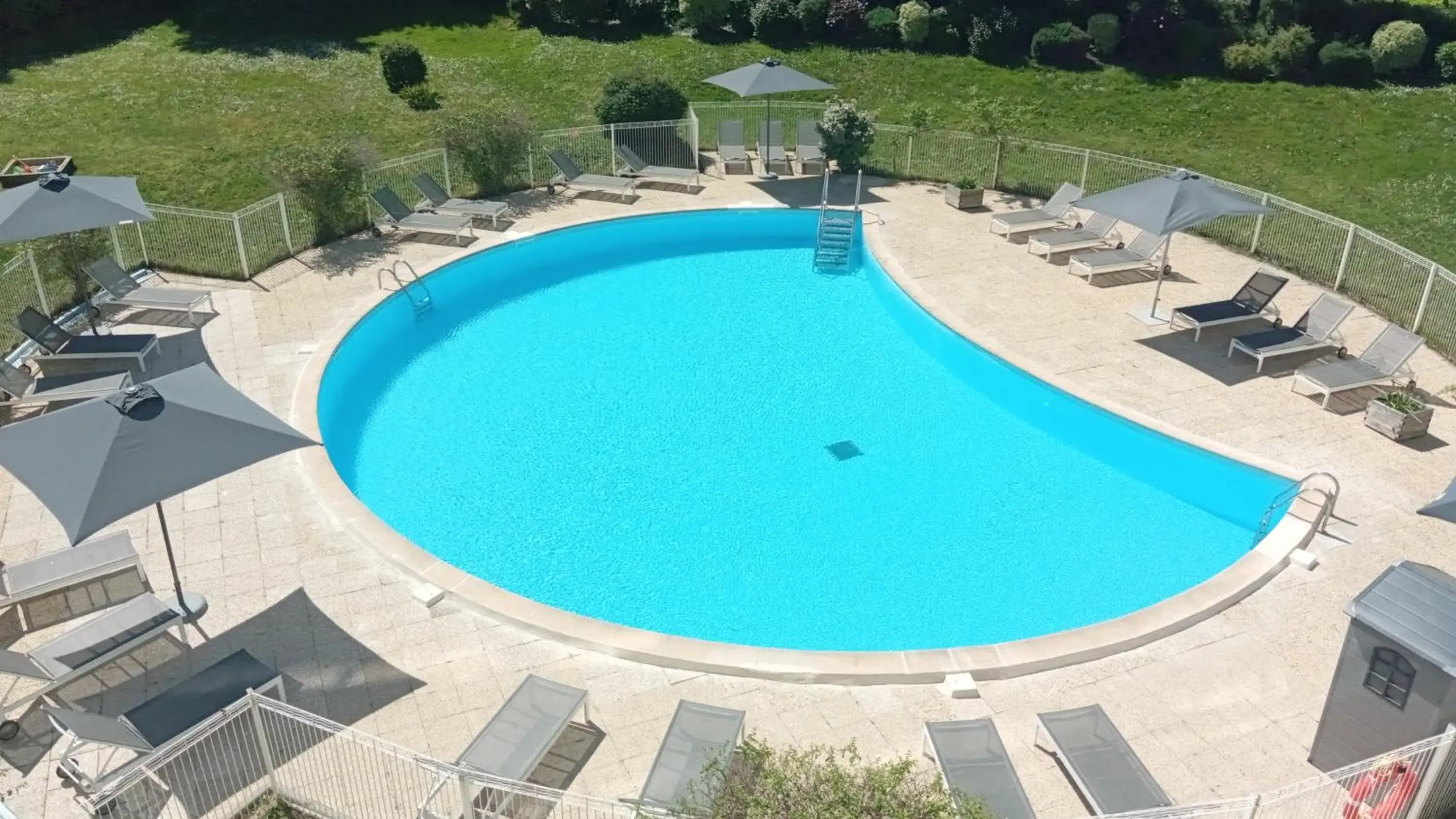 Renovated Studio with Pool View and Garden View in Résidence New Rochelle Renovated Studio with Pool View and Garden View in Résidence New Rochelle