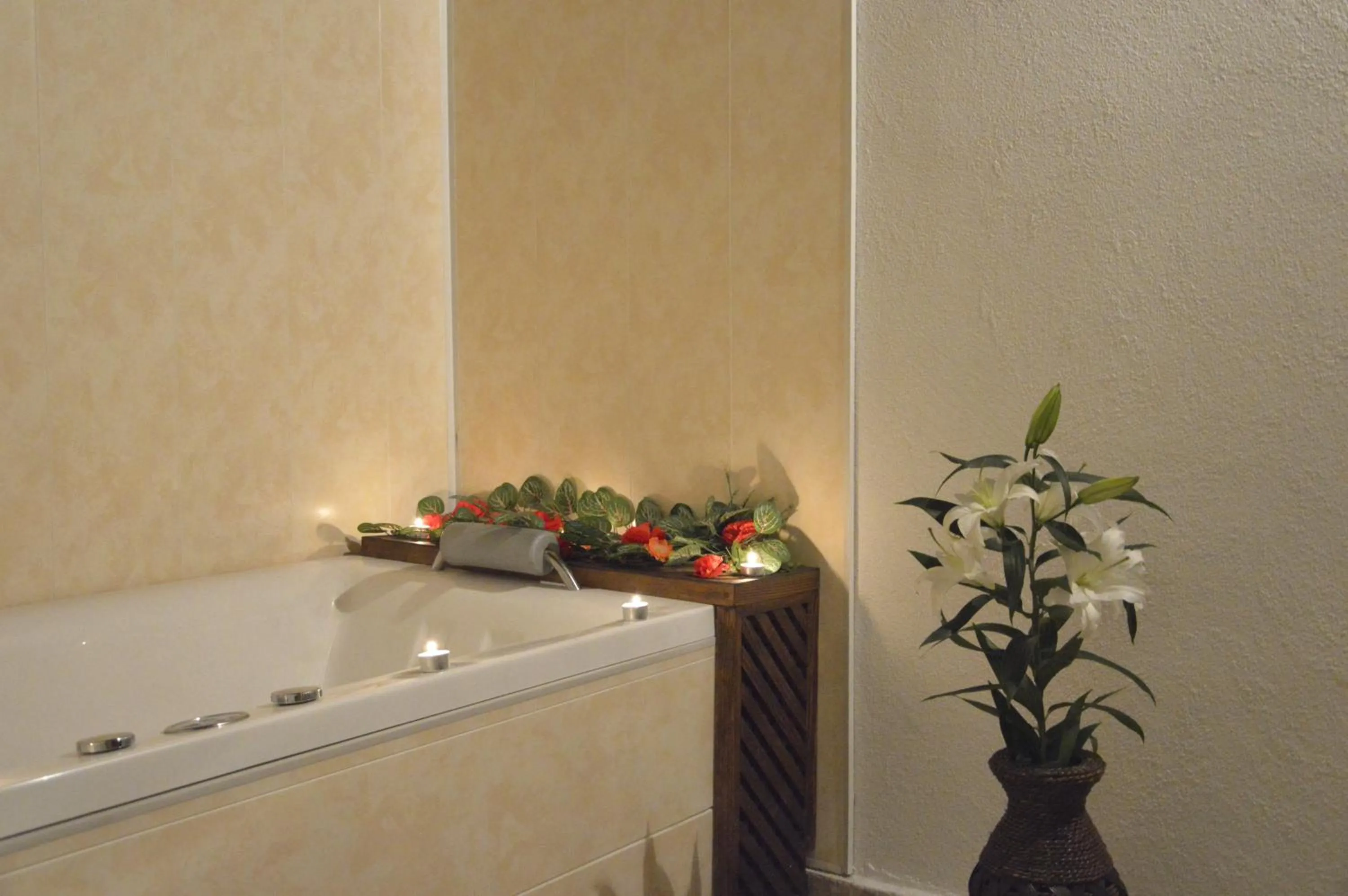 Hot Tub in Family complex Mountain Romance Apartments