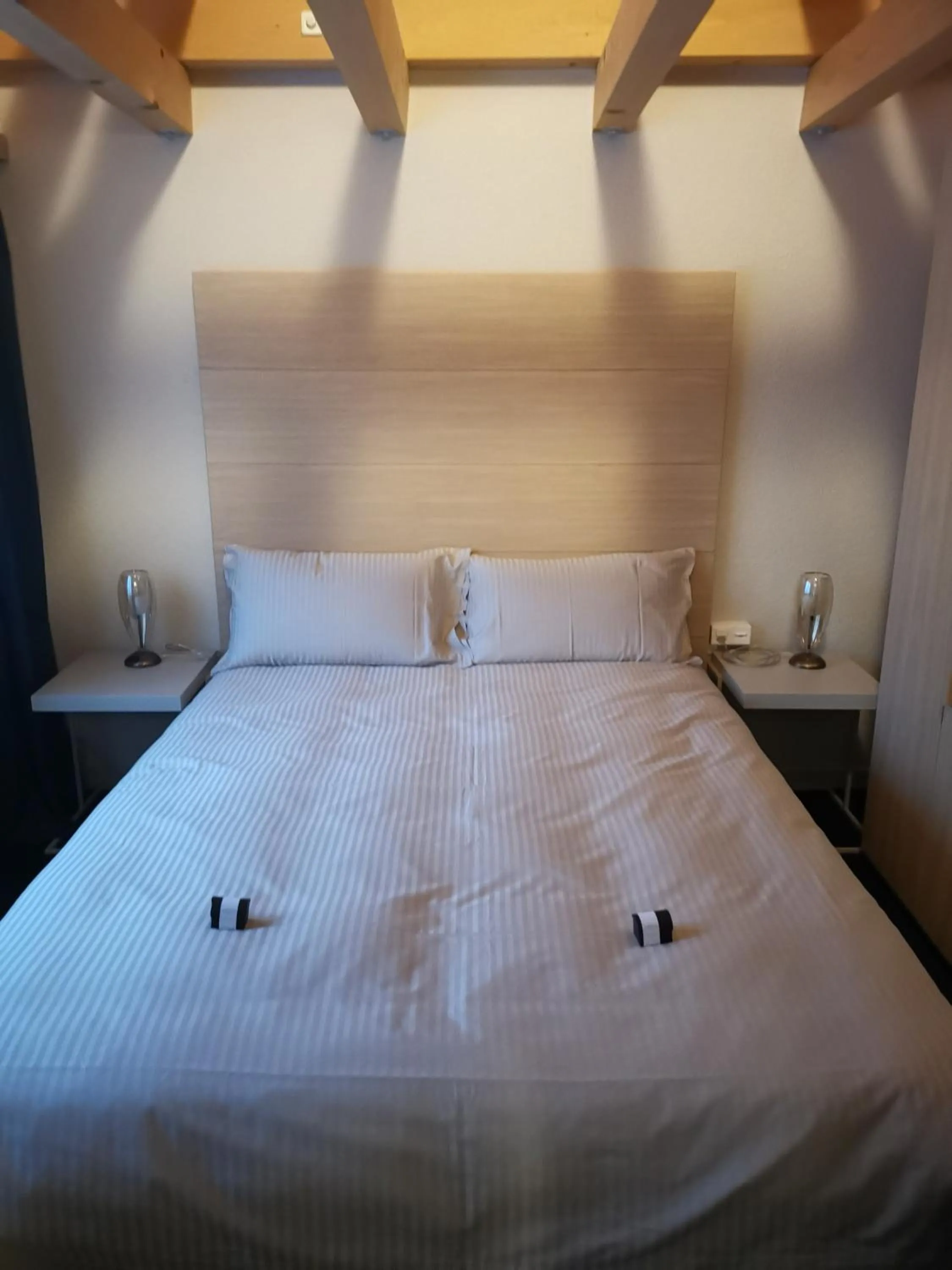 Bed in Hotel Maya Caprice