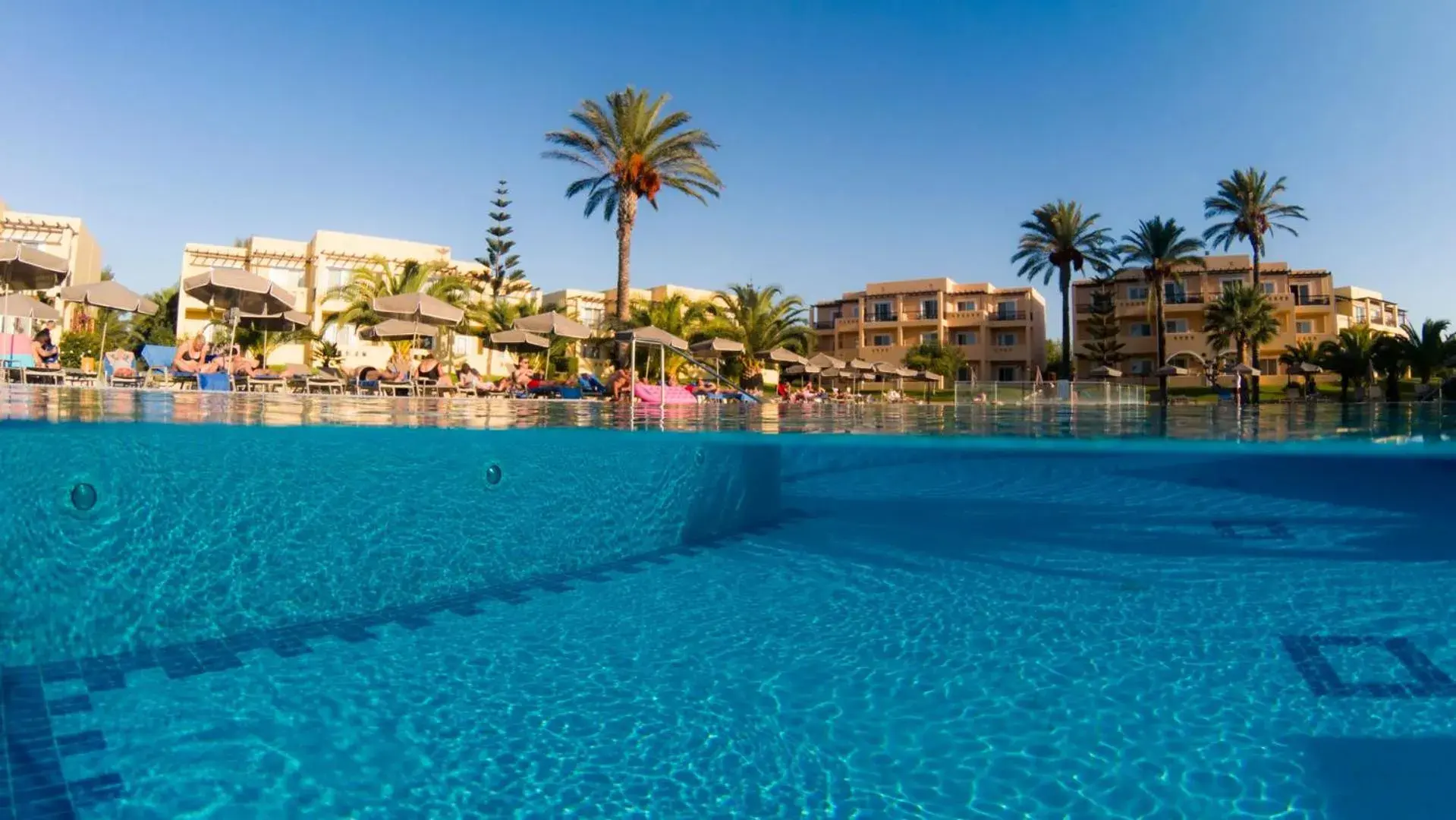 Swimming pool in Horizon Beach Resort Swimming pool in Horizon Beach Resort