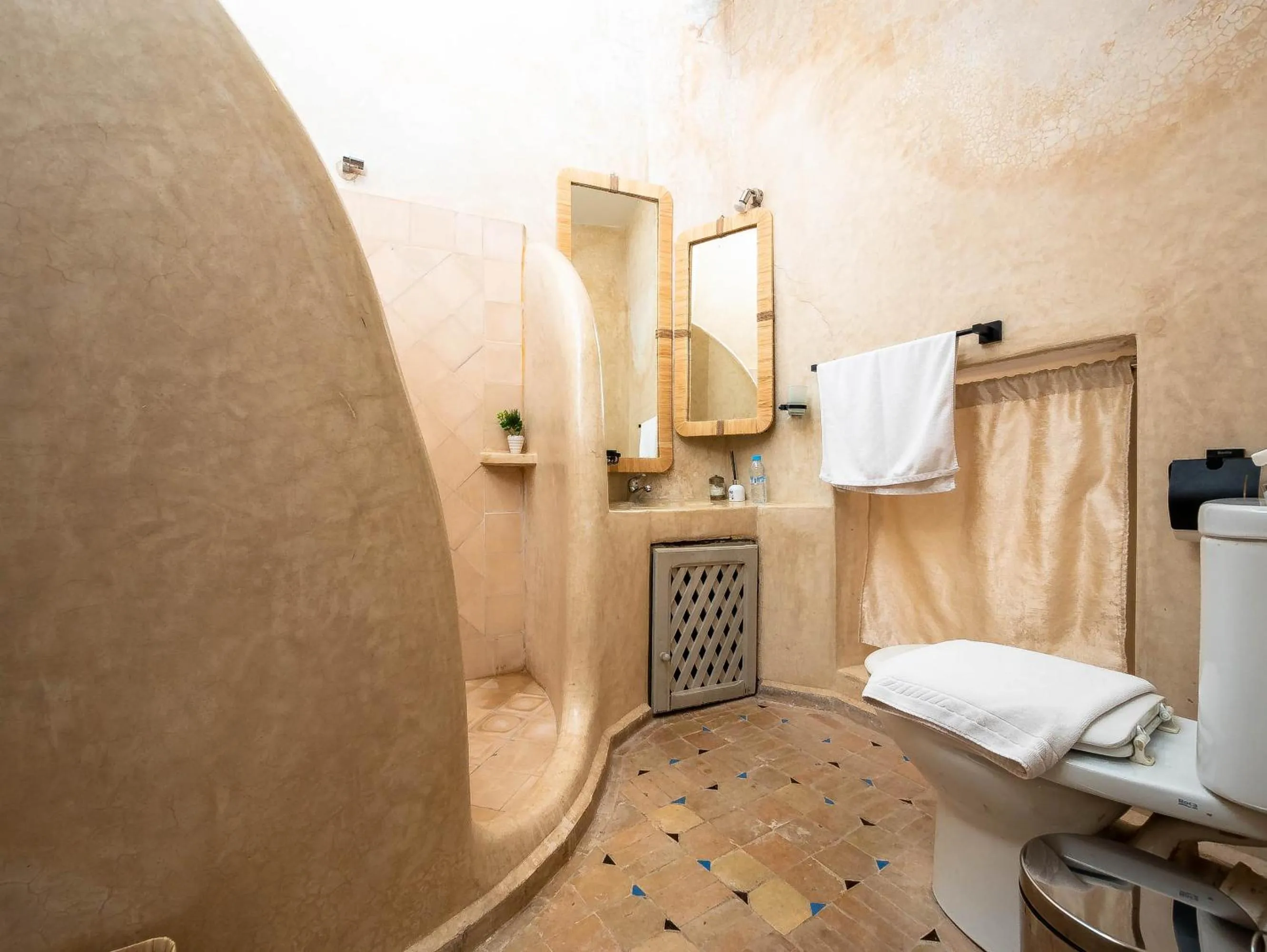 Toilet in Riad La Croix Berbere