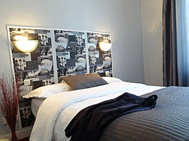 Photo of the whole room in Hotel Cosy Monceau