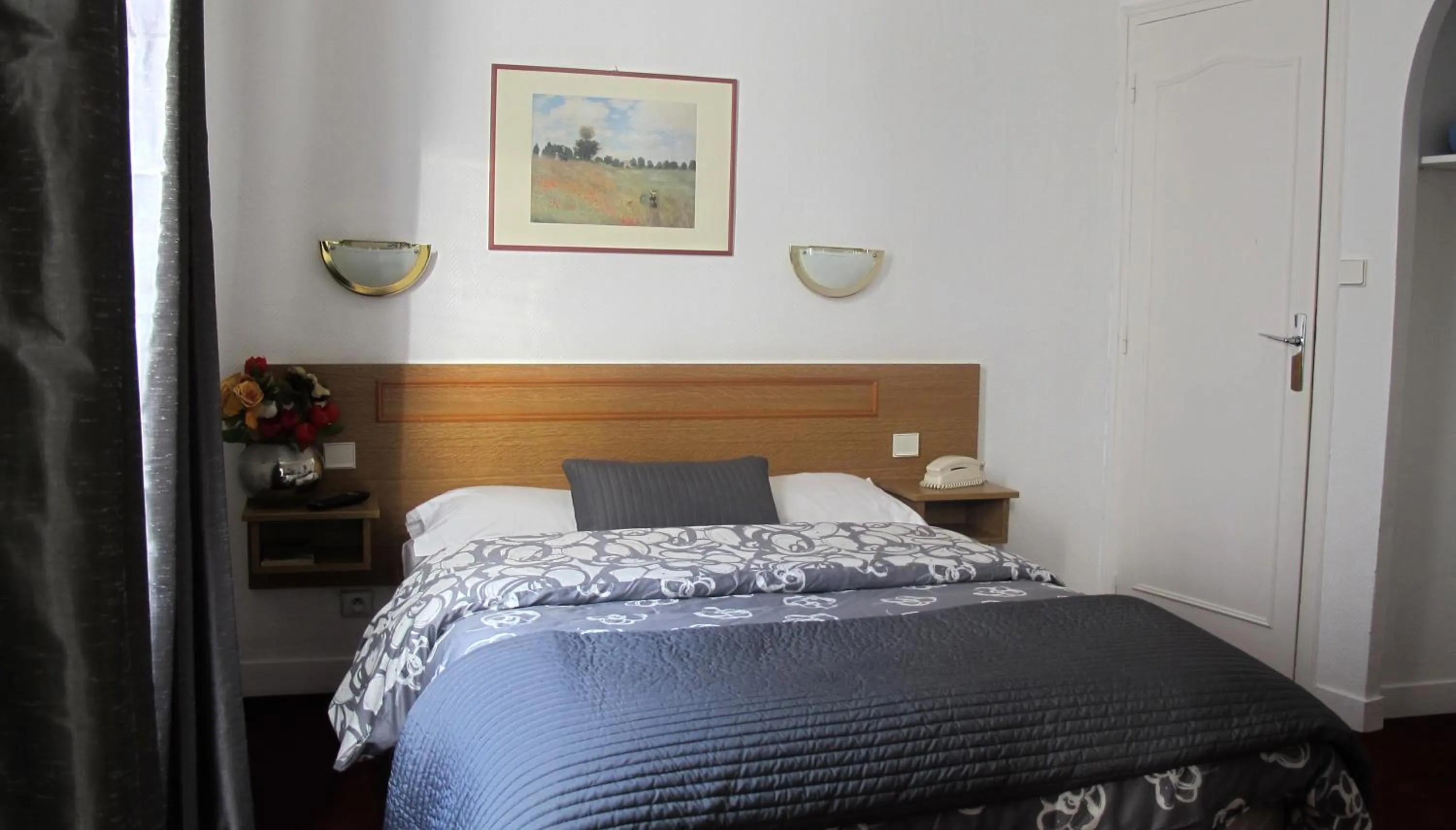 Photo of the whole room in Hotel Cosy Monceau