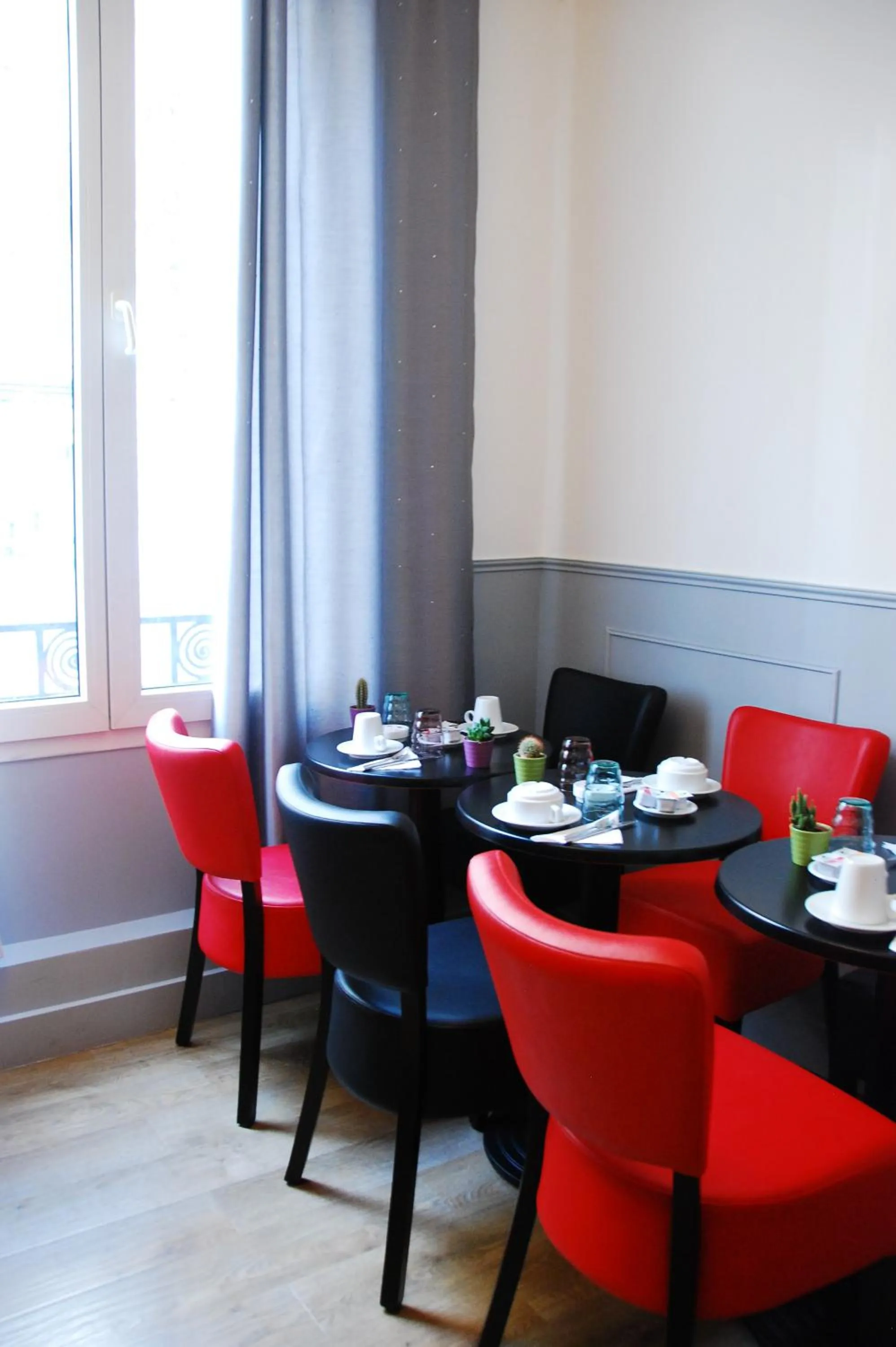 Restaurant/places to eat in Hotel Cosy Monceau