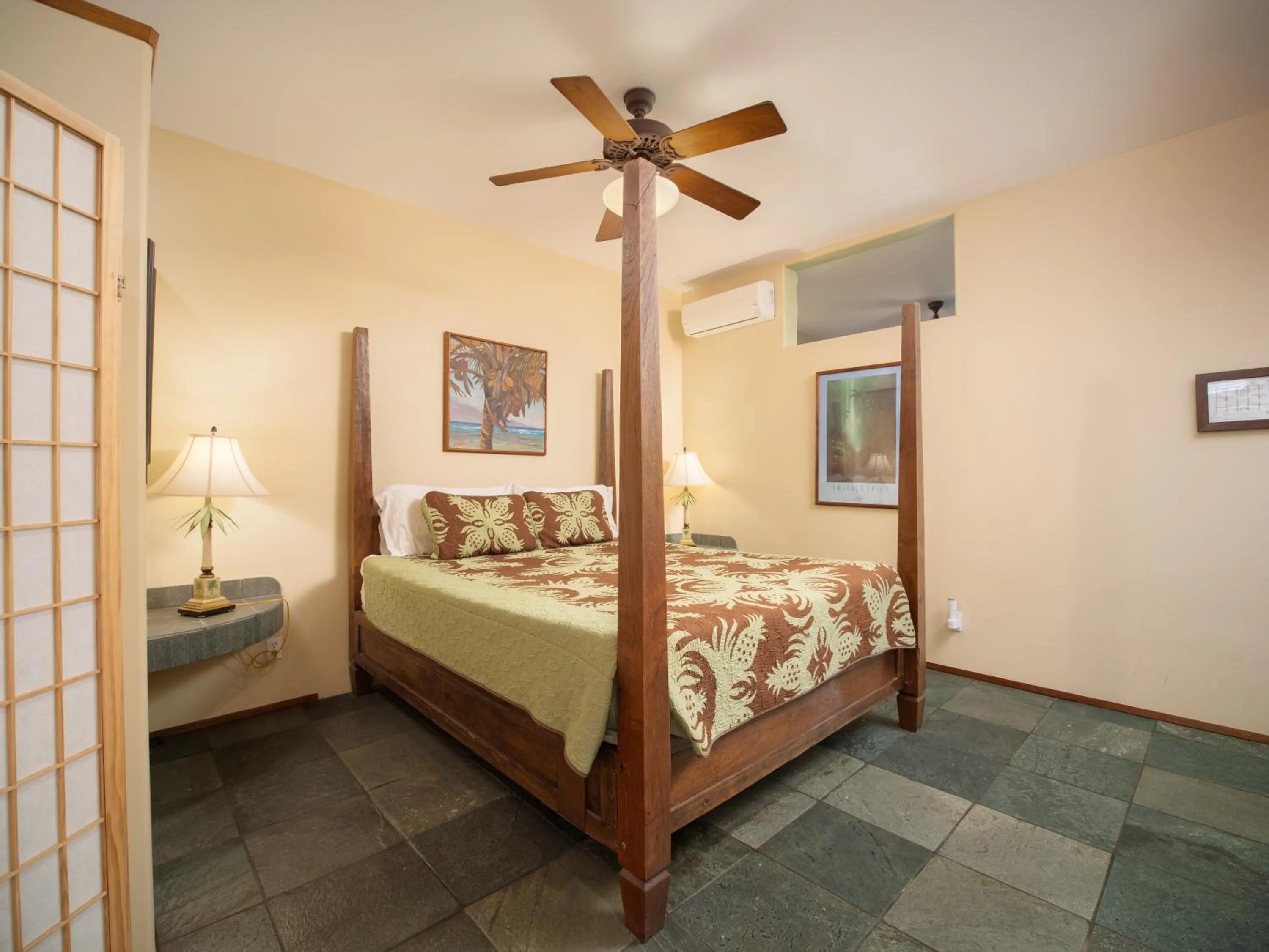 Bedroom, Bed in Aloha Aku CoCoPalm2 Suite - Your Cozy Beachfront Escape
