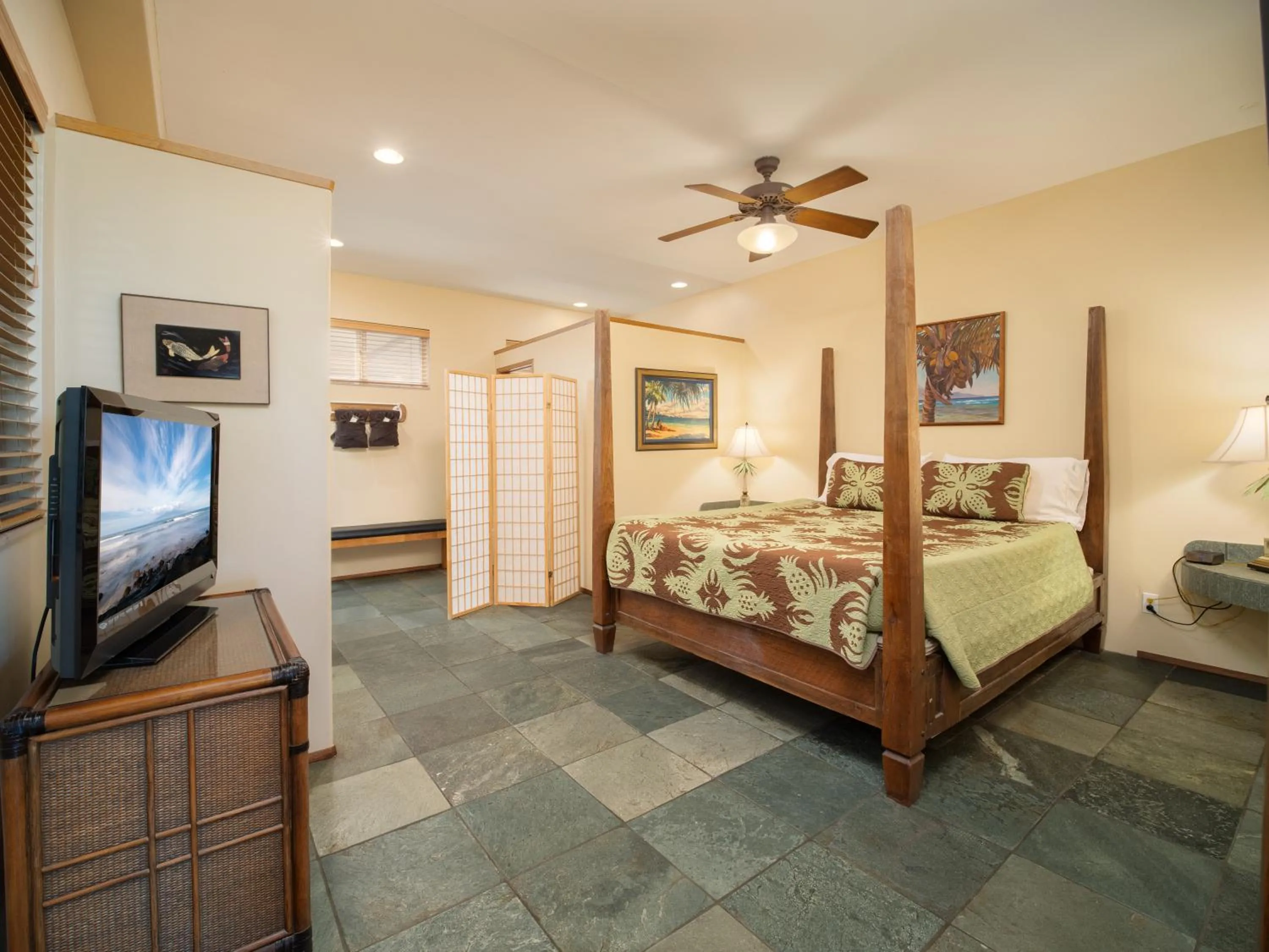 Bedroom, Bed in Aloha Aku CoCoPalm2 Suite - Your Cozy Beachfront Escape
