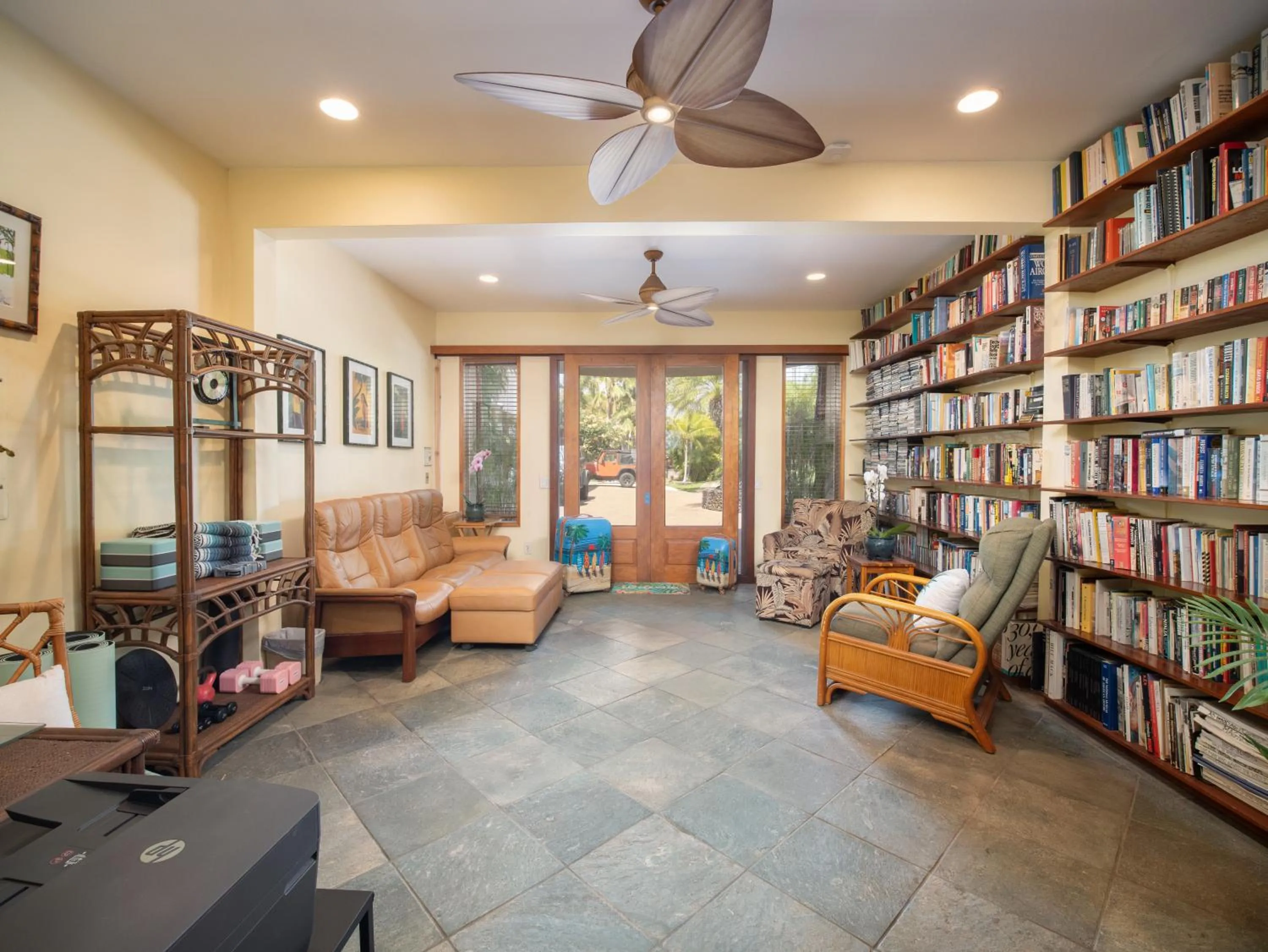 Library in Aloha Aku CoCoPalm2 Suite - Your Cozy Beachfront Escape
