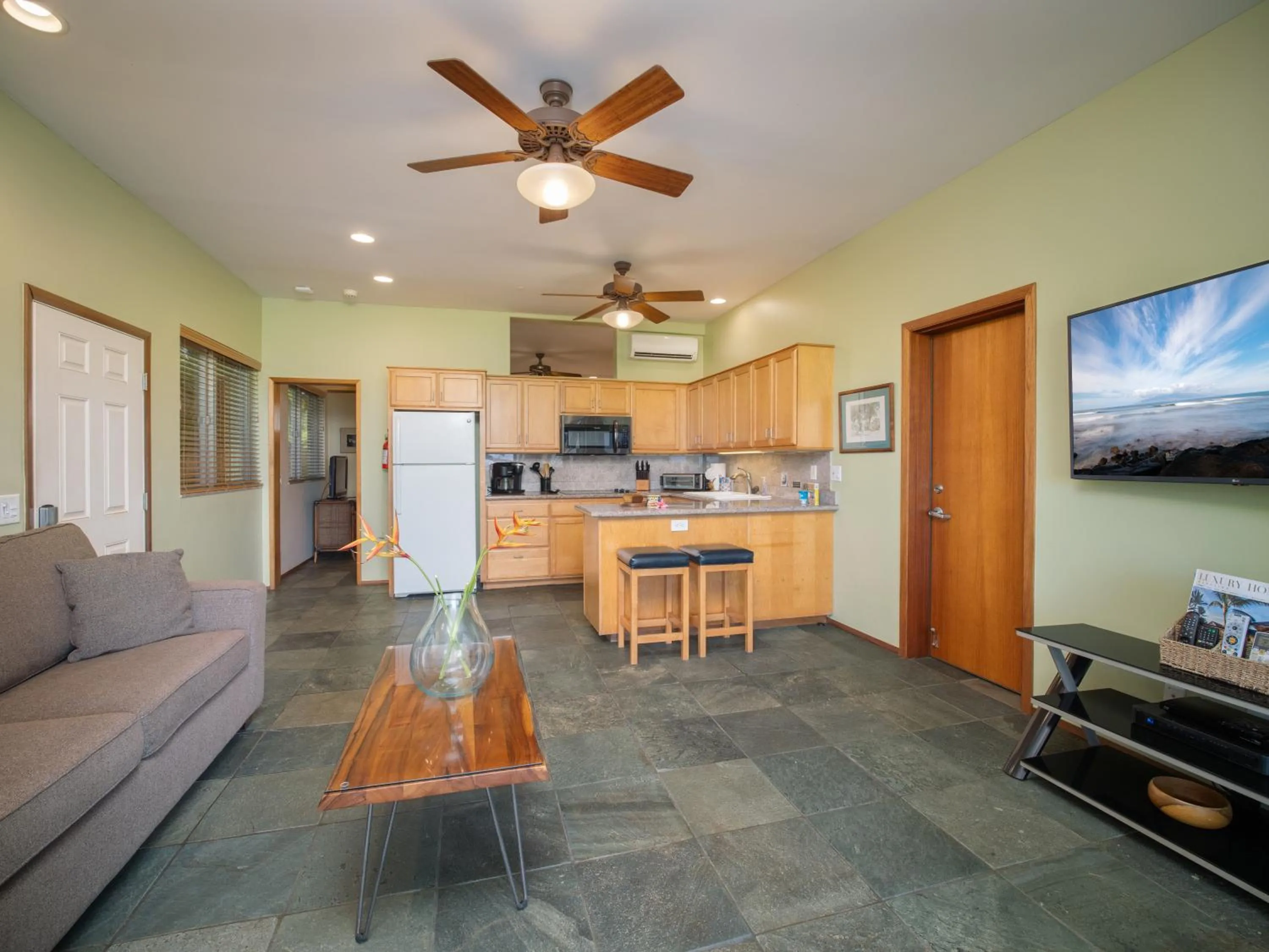 Kitchen or kitchenette in Aloha Aku CoCoPalm2 Suite - Your Cozy Beachfront Escape