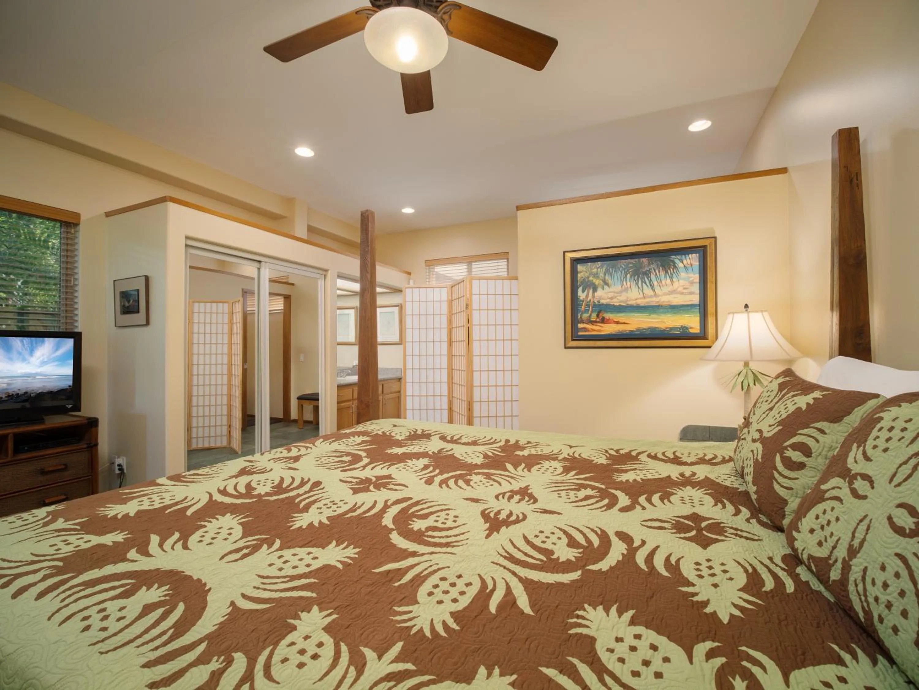 Bedroom, Bed in Aloha Aku CoCoPalm2 Suite - Your Cozy Beachfront Escape