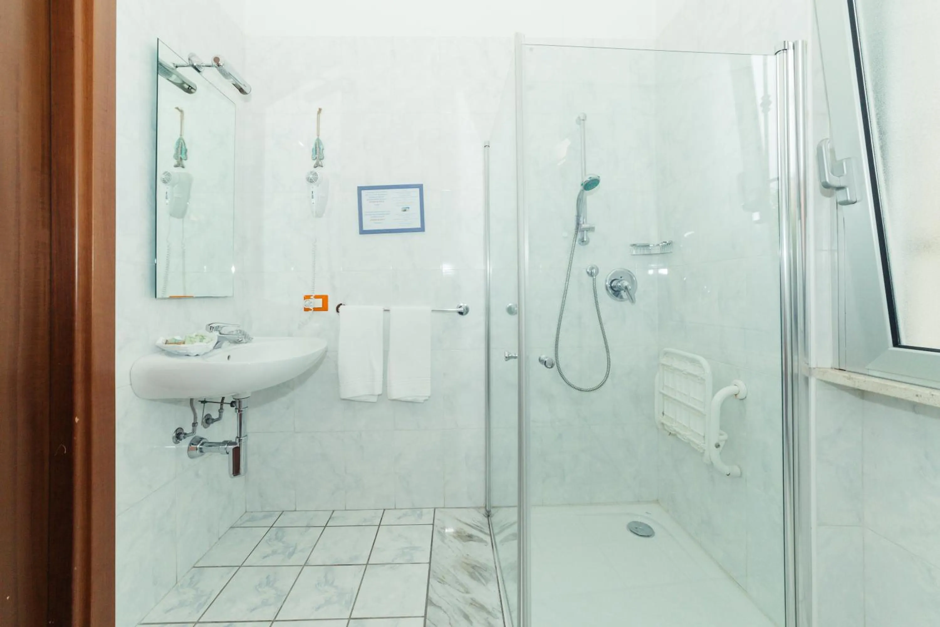 Shower in Residence Greco