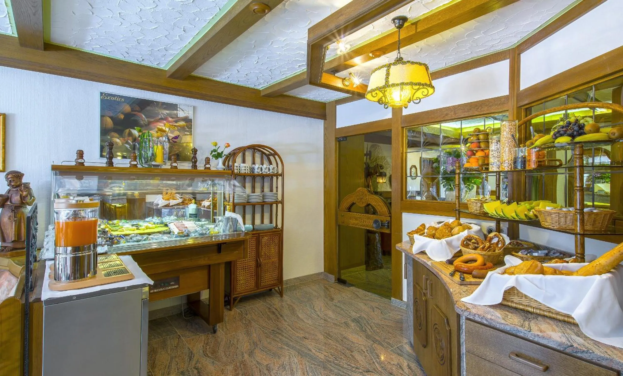 Restaurant/places to eat in Hotel Schloessmann Garni