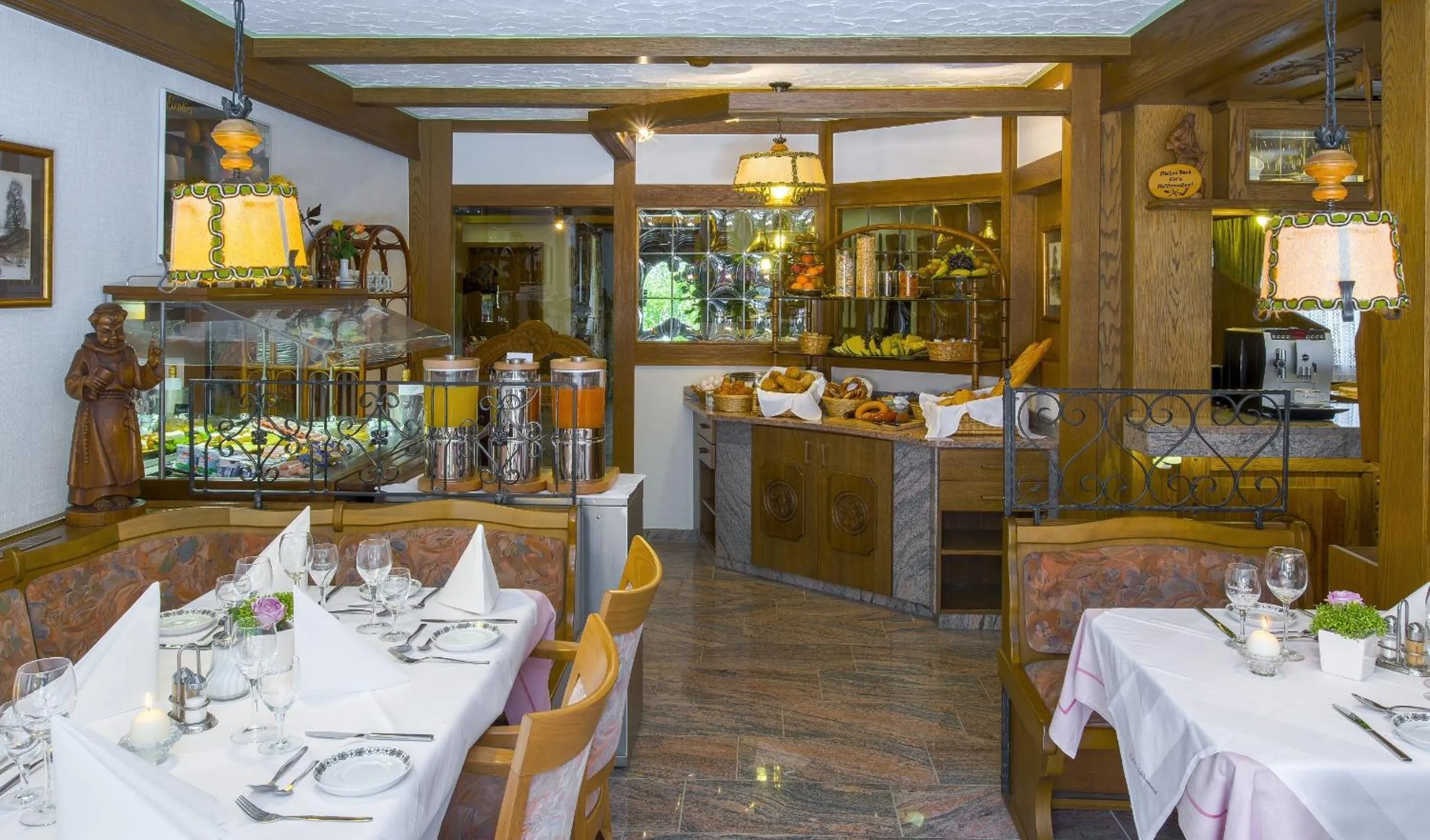 Restaurant/places to eat in Hotel Schloessmann Garni