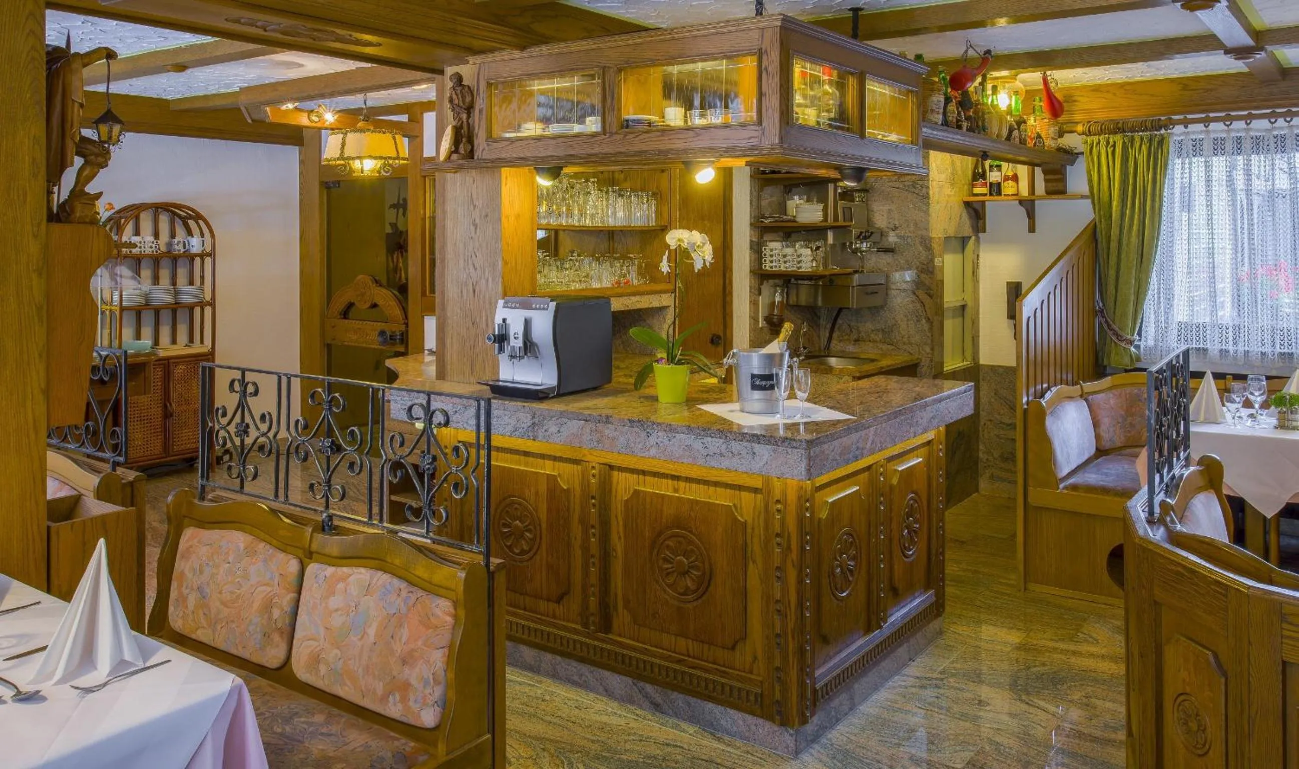 Restaurant/places to eat in Hotel Schloessmann Garni