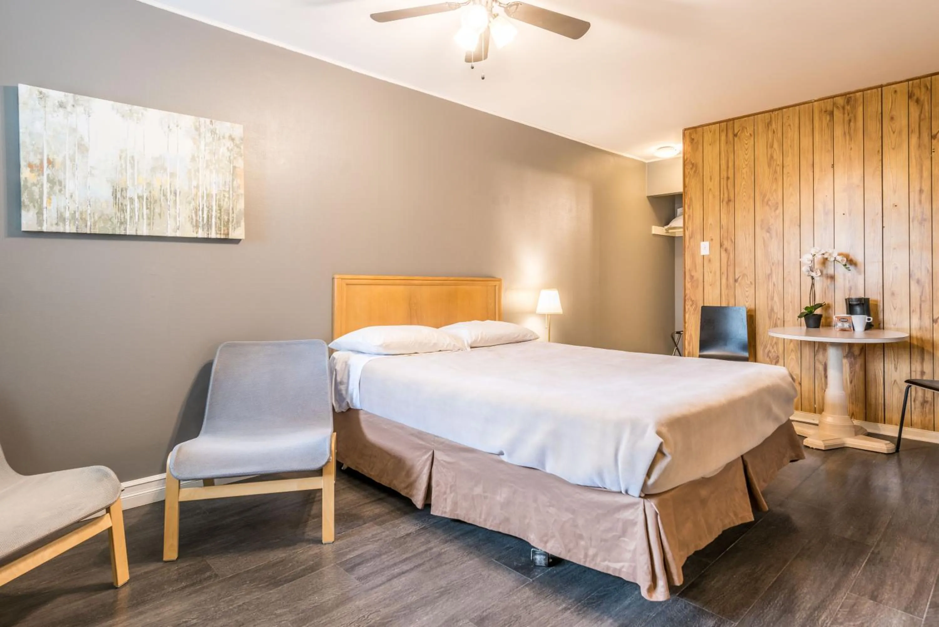 Photo of the whole room, Bed in Lake City Motel