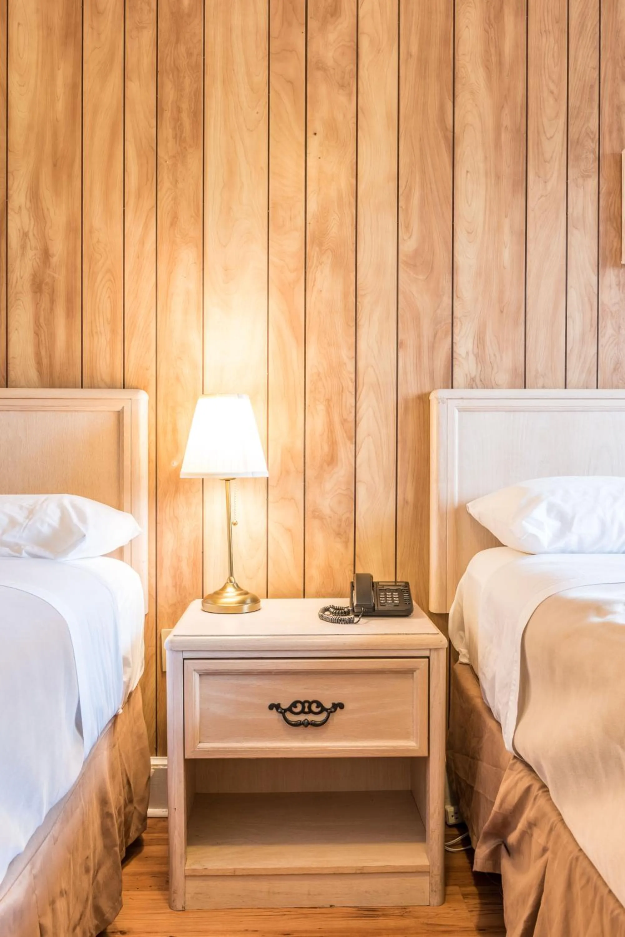 Photo of the whole room, Bed in Lake City Motel