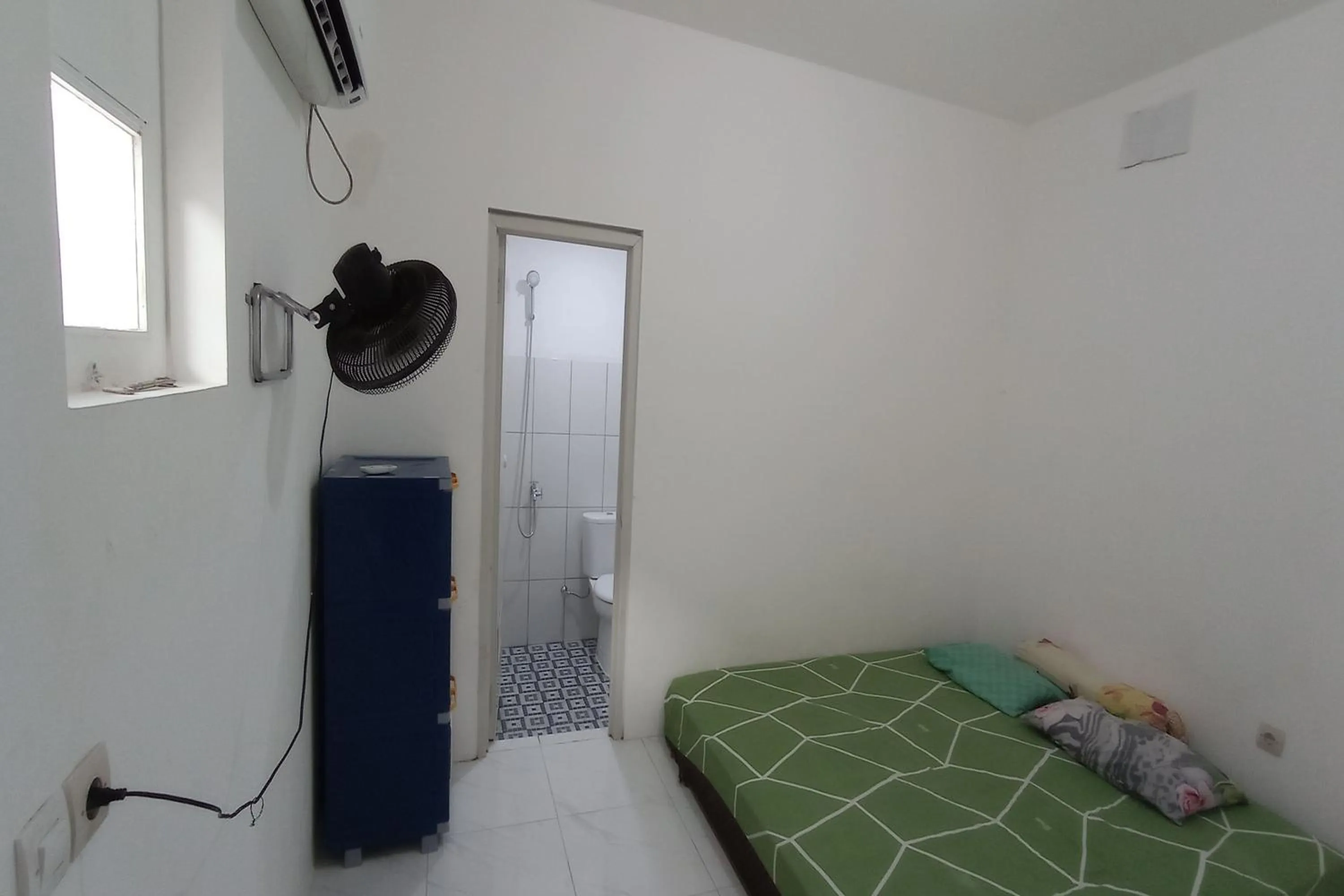 Photo of the whole room, Bed in Kost 48 Surabaya