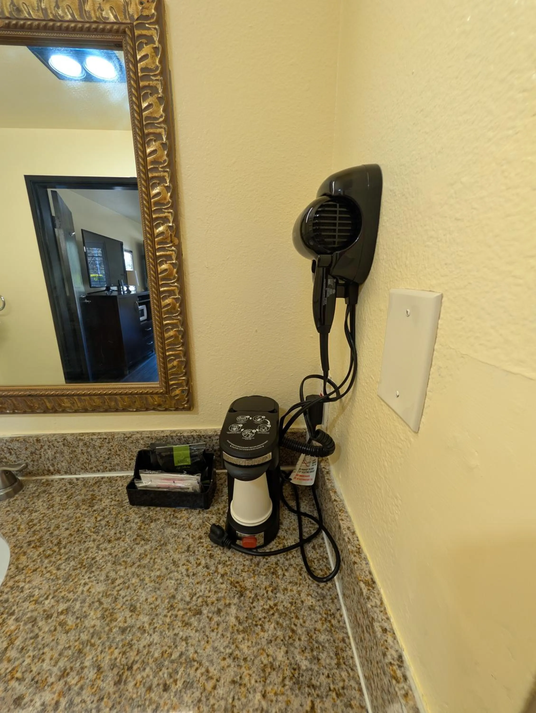 Coffee/tea facilities in Crossroads Inn - Downtown Sacramento