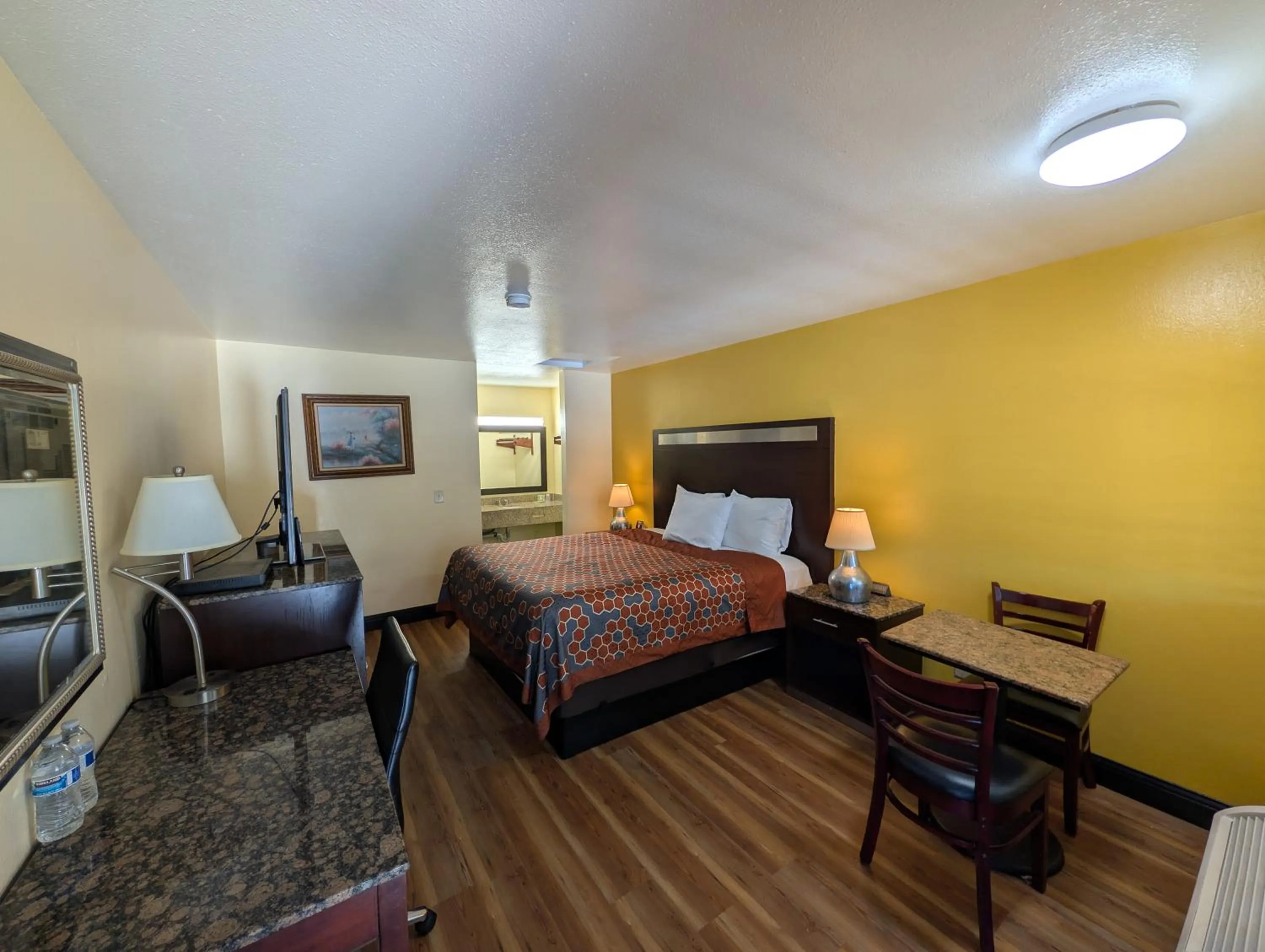 Bed in Crossroads Inn - Downtown Sacramento