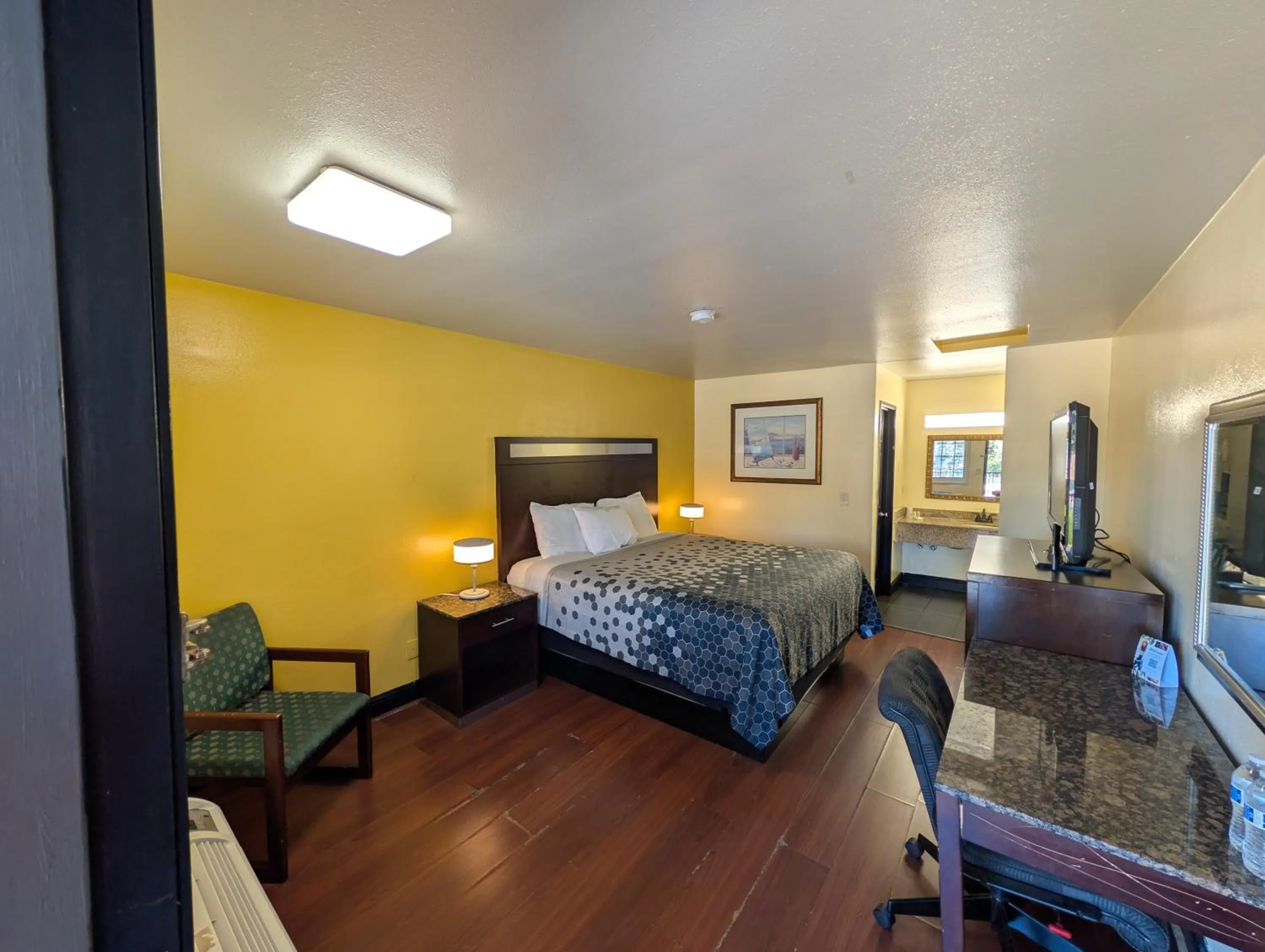 Bed in Crossroads Inn - Downtown Sacramento