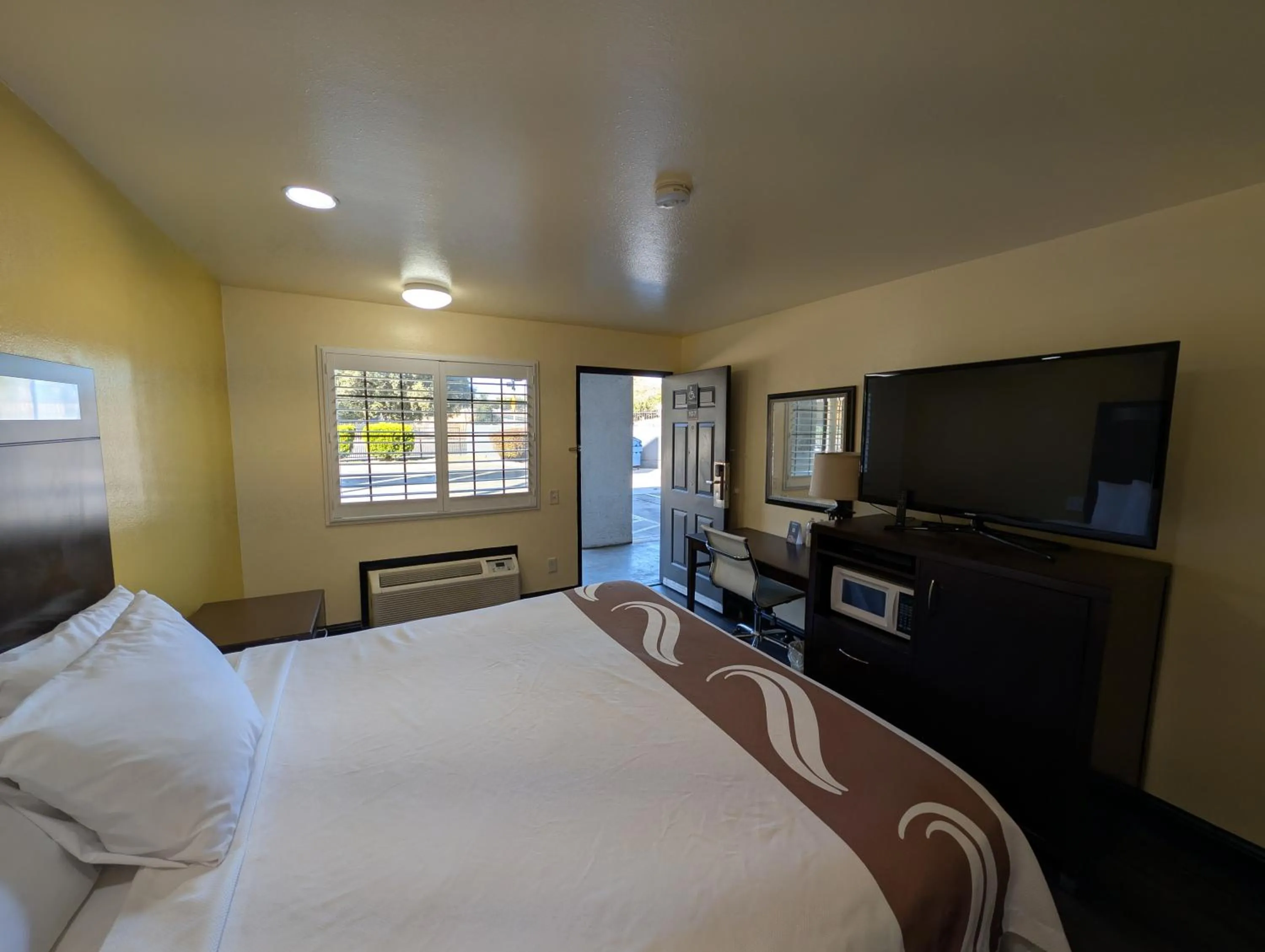 Bed in Crossroads Inn - Downtown Sacramento