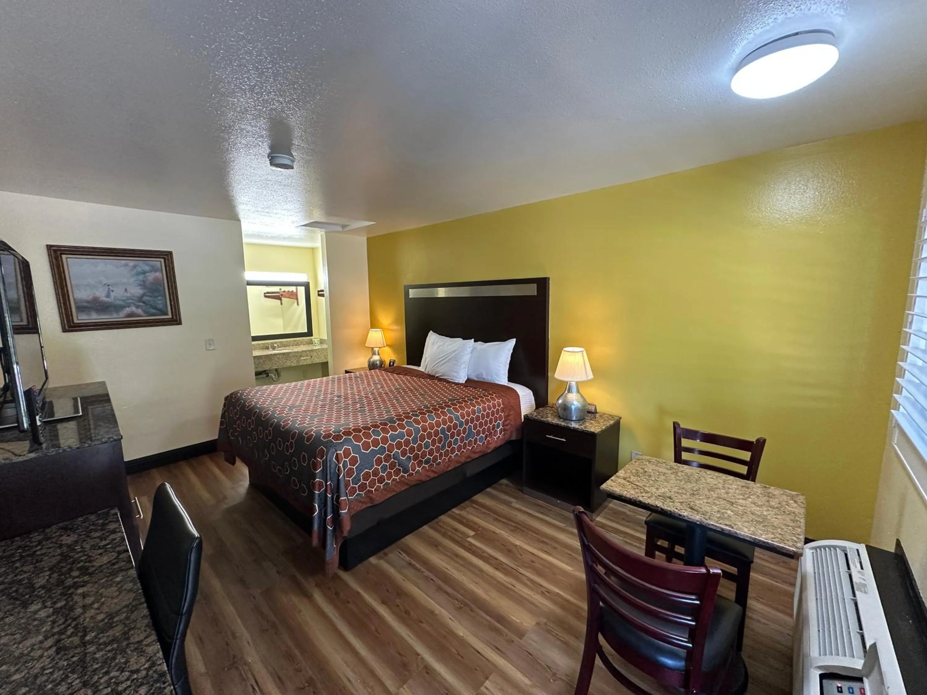 Photo of the whole room, Bed in Crossroads Inn - Downtown Sacramento